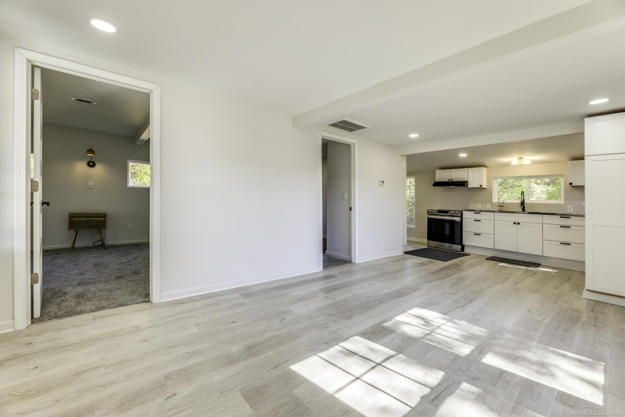 8027 Lakeshore Road