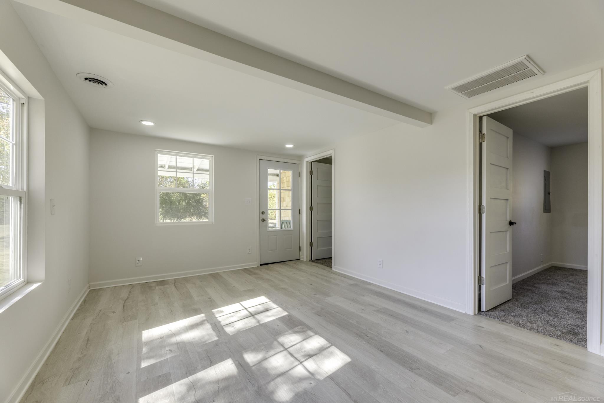 8027 Lakeshore Road