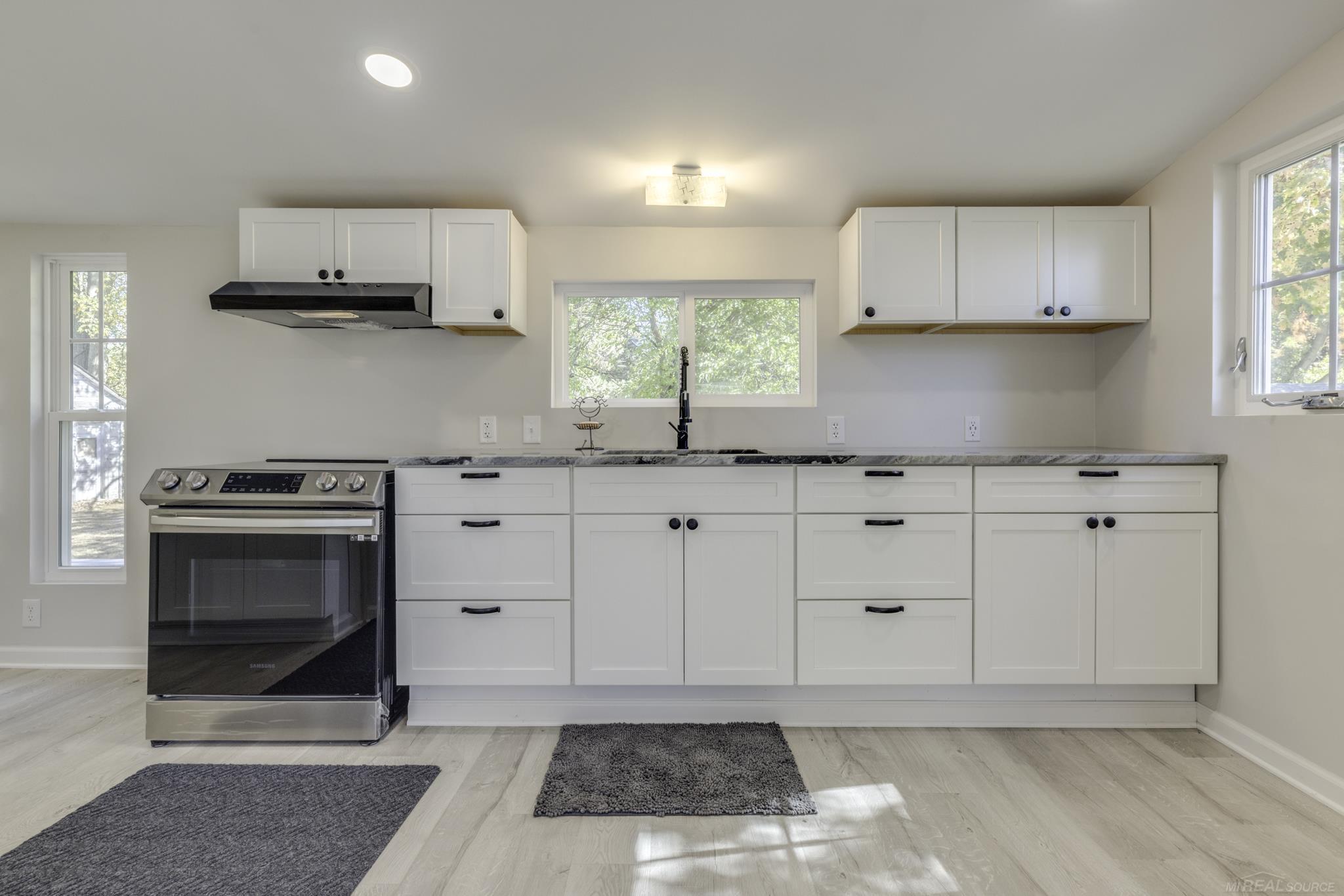8027 Lakeshore Road