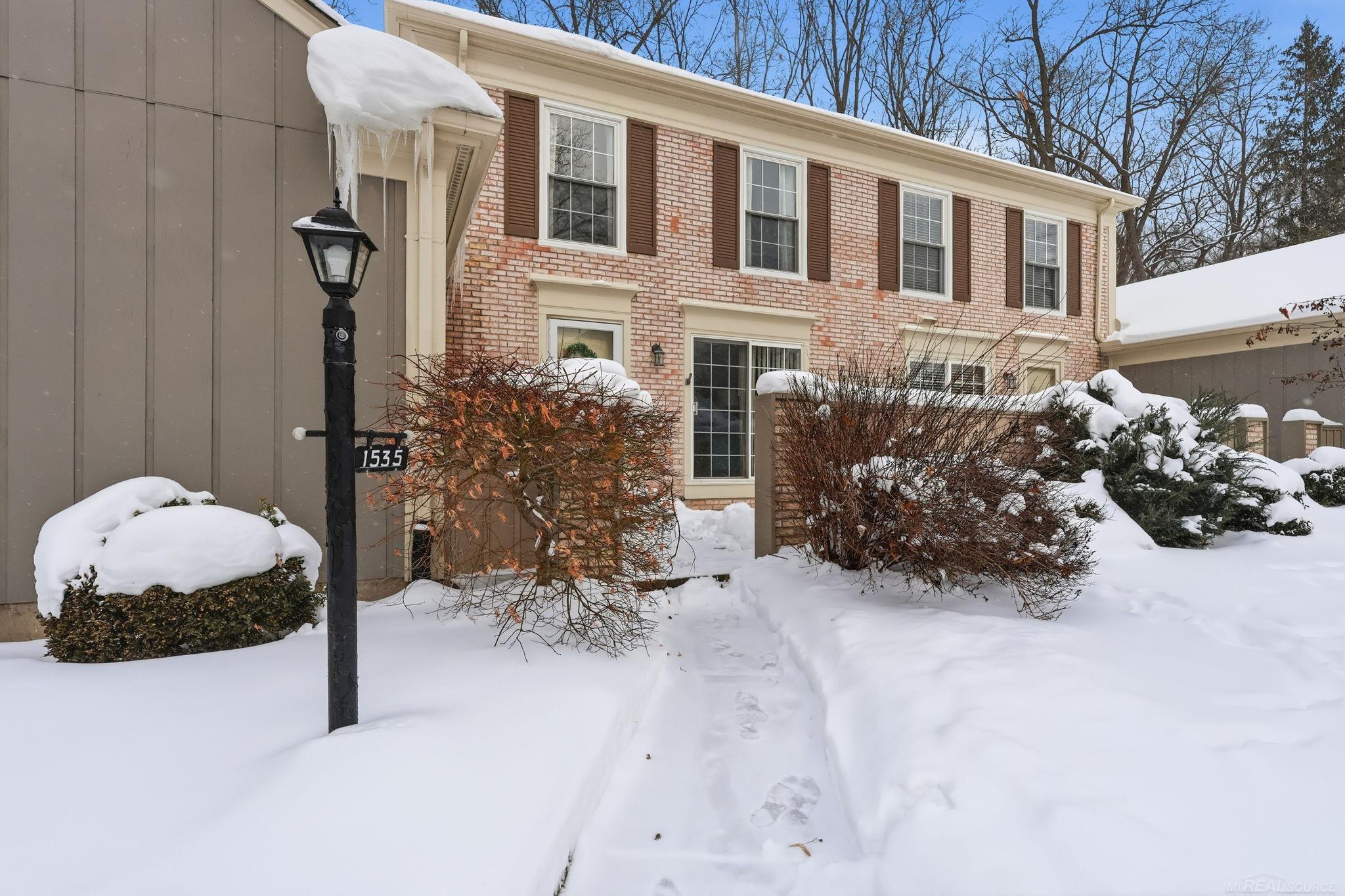 1535 Surrey Lane