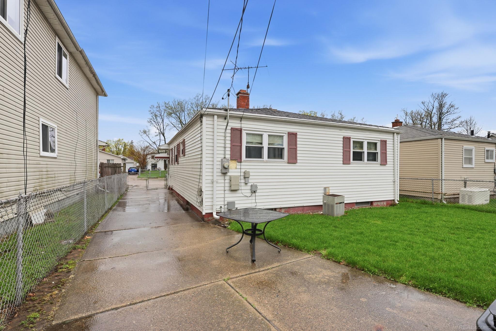23112 Cayuga Avenue
