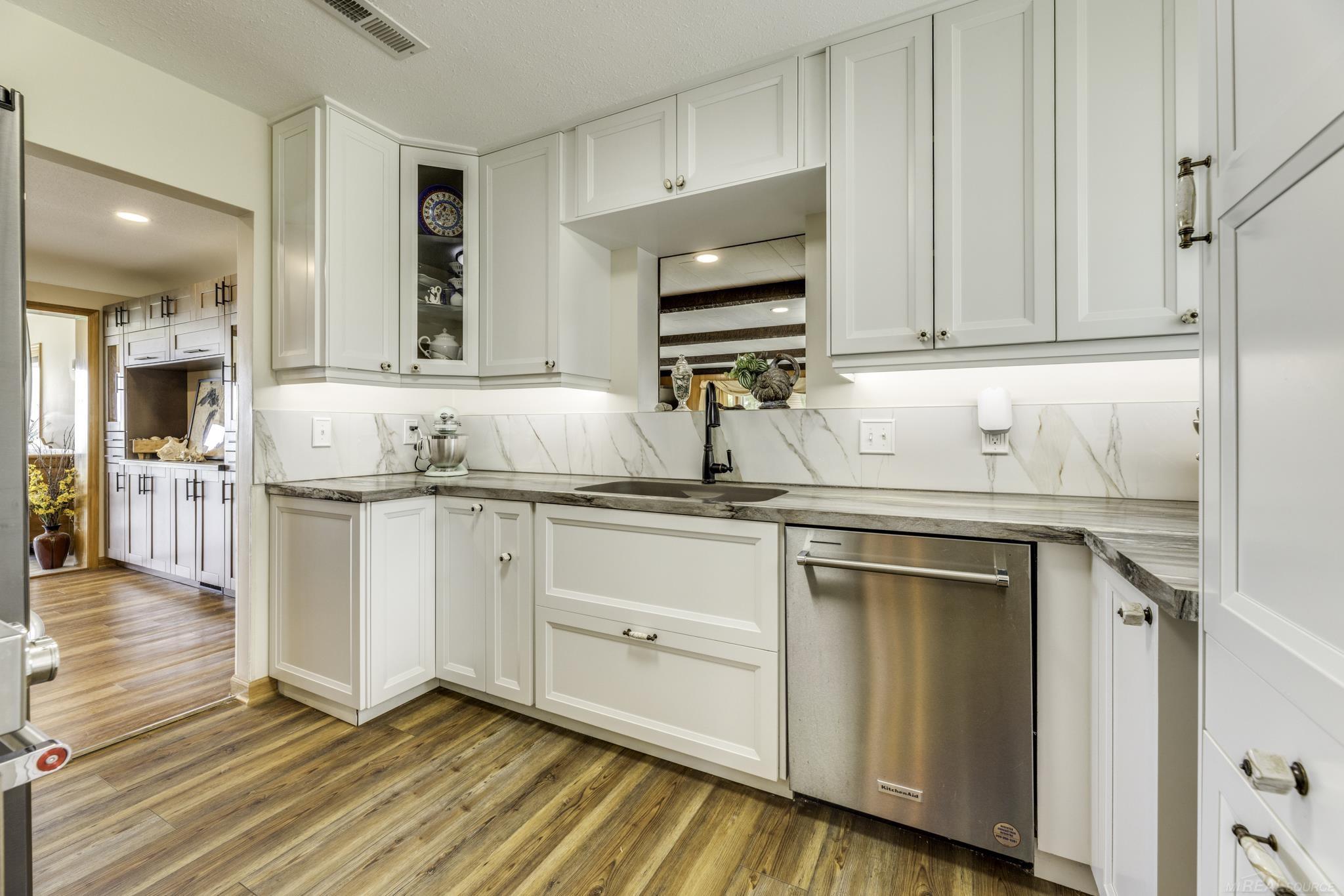 6655 Lakeshore Road