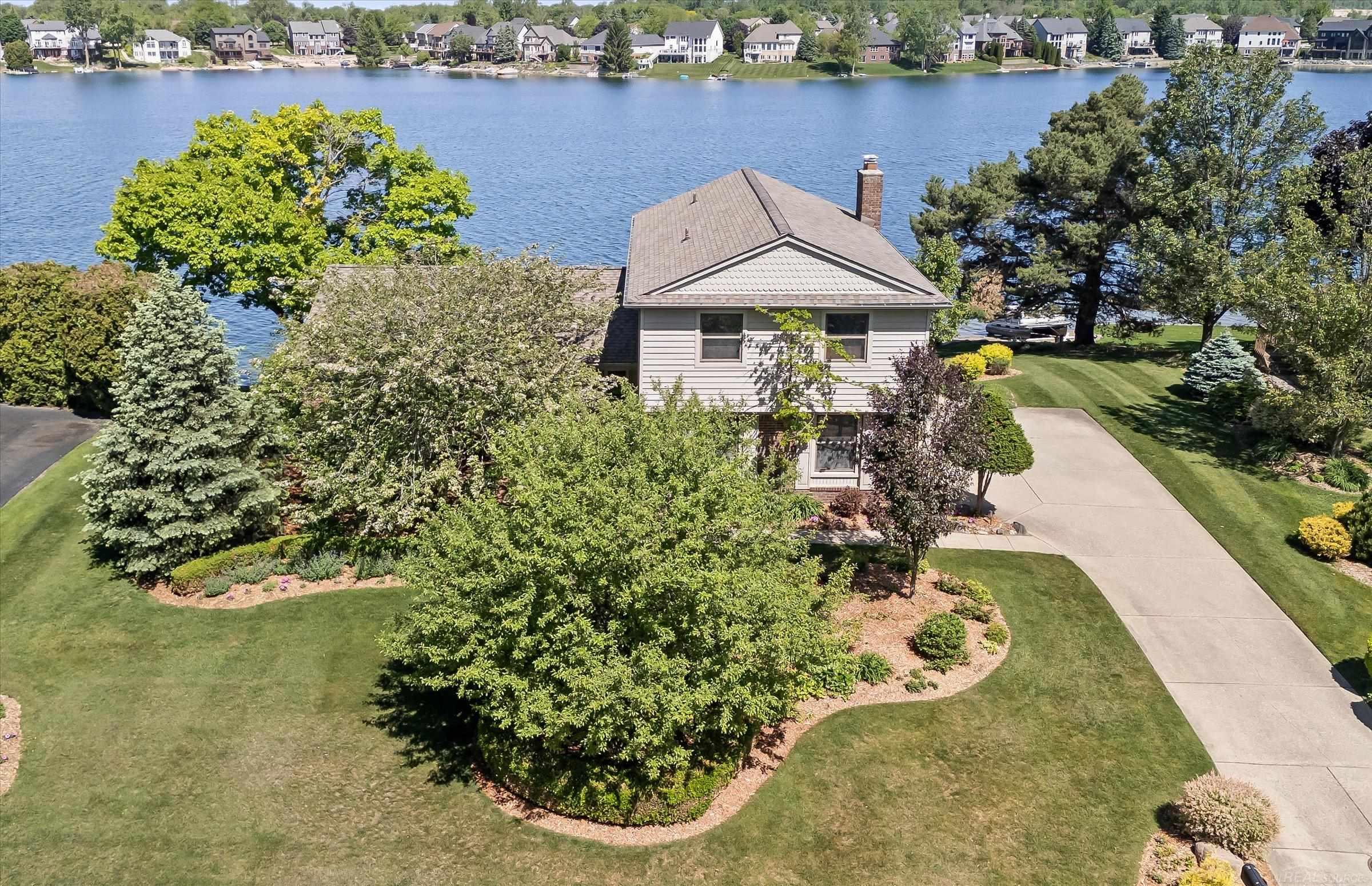 400 Lakes Edge Drive