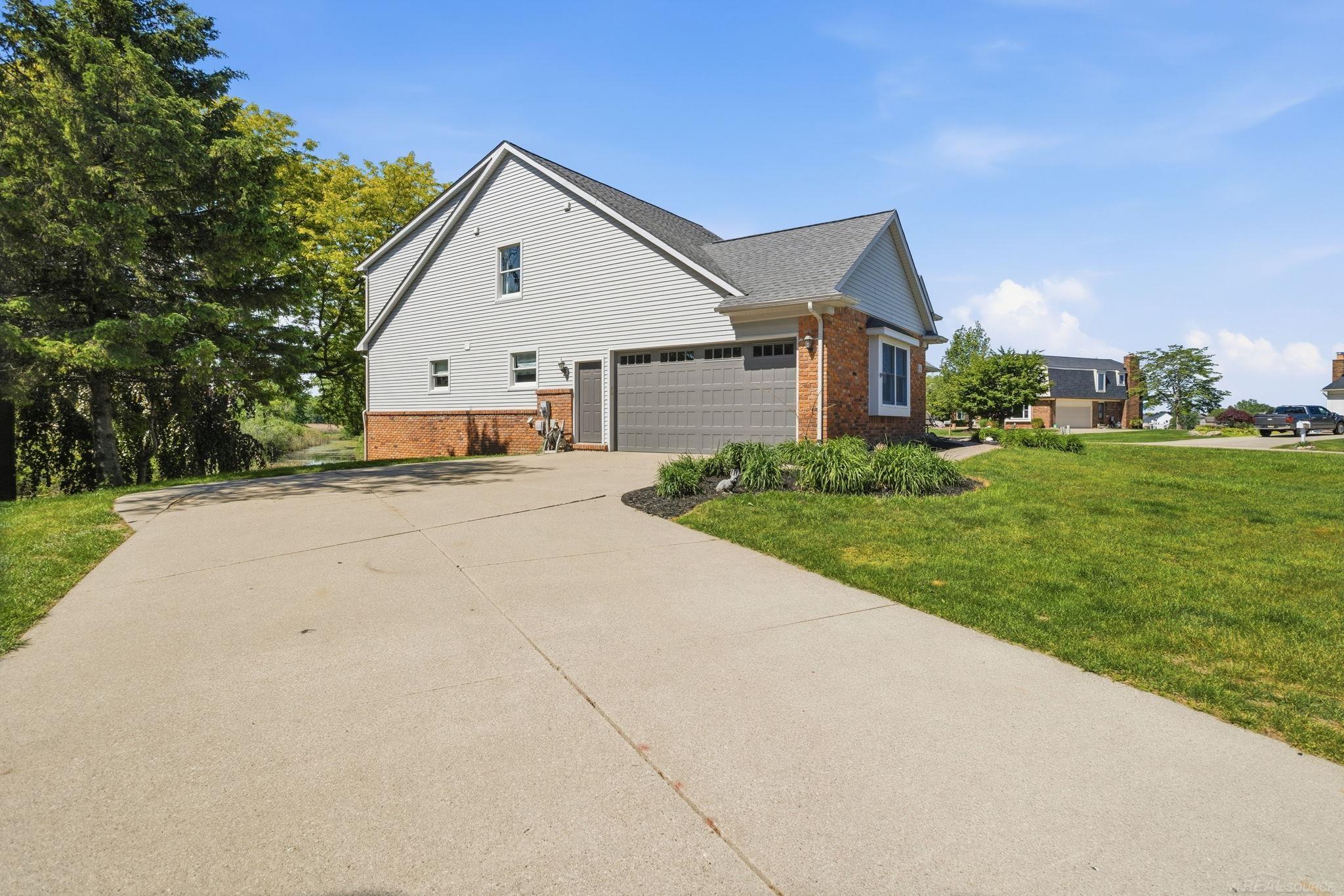 565 Lakes Edge Drive