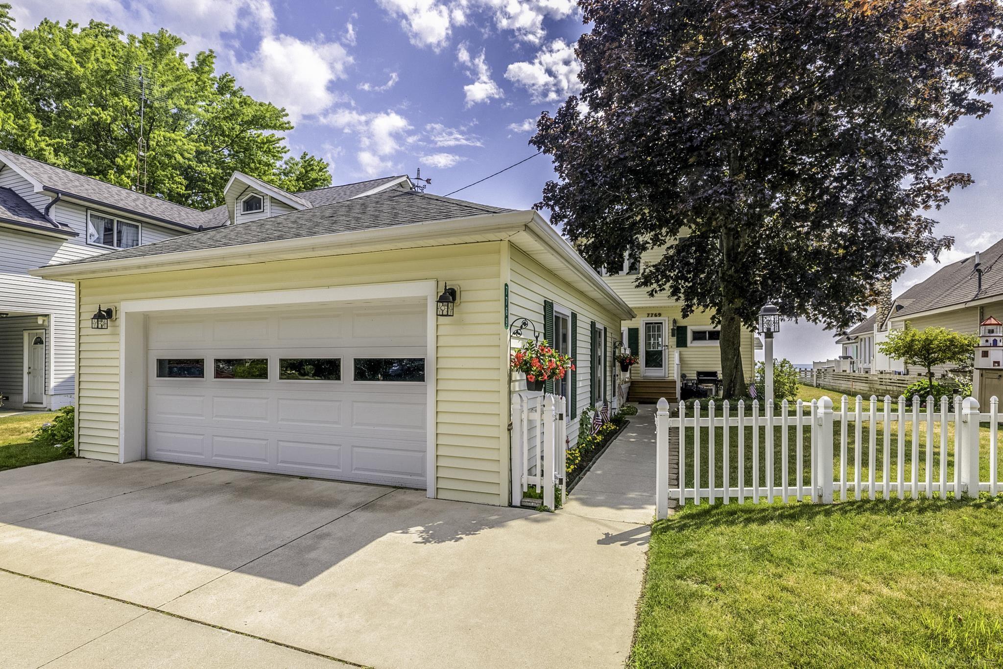 7769 Lakeview Drive