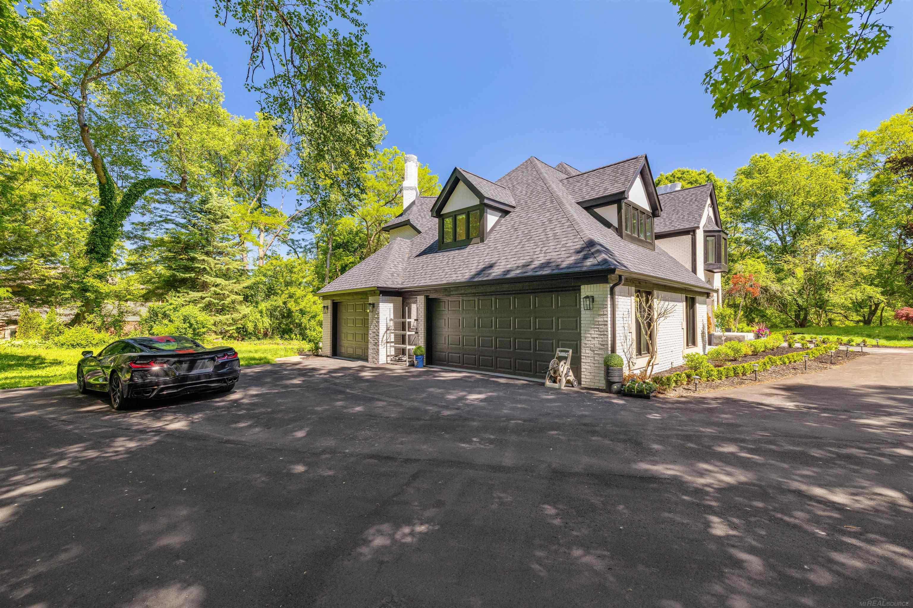 300 Camelot Way