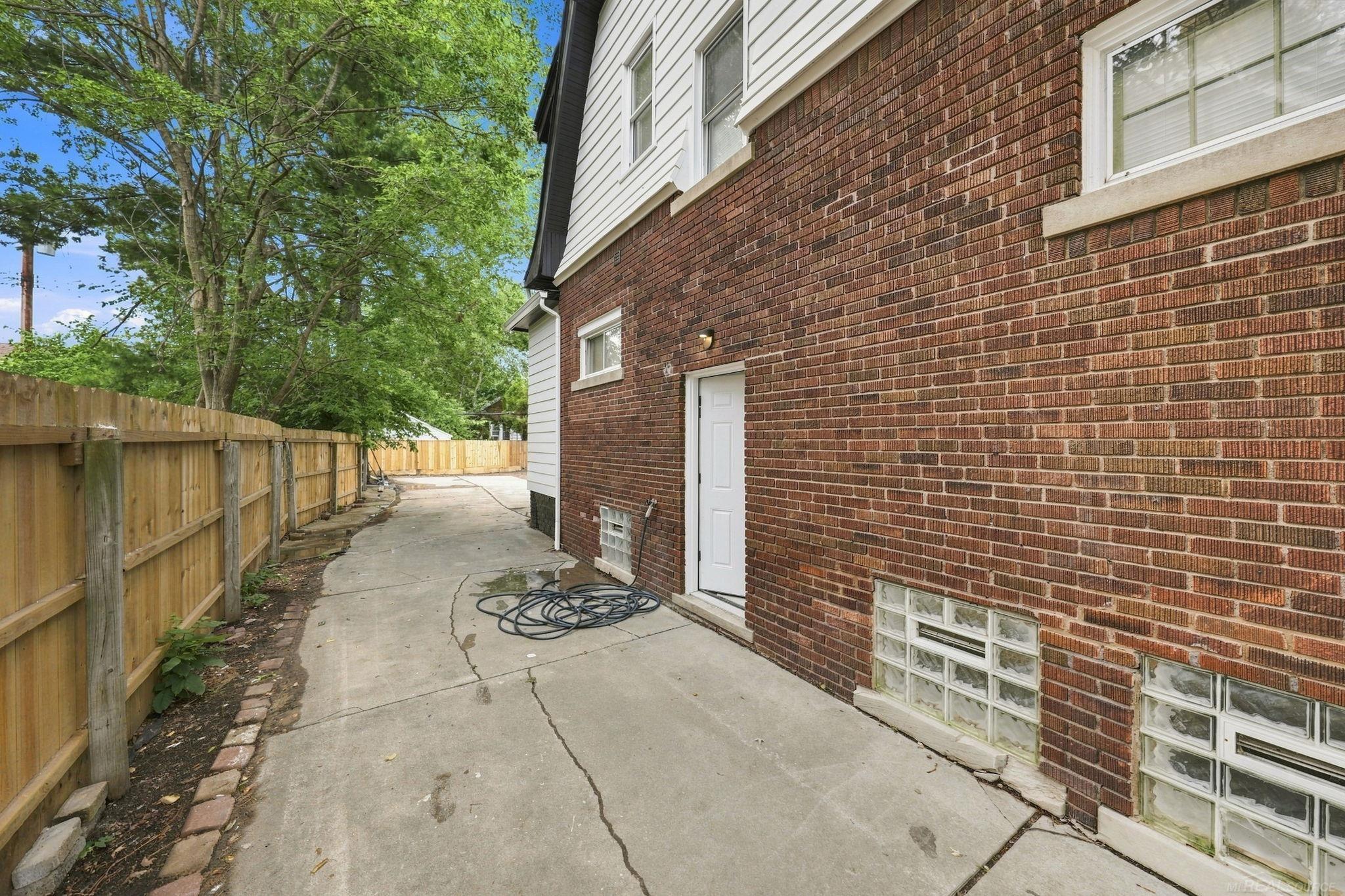 3438 Balfour Road