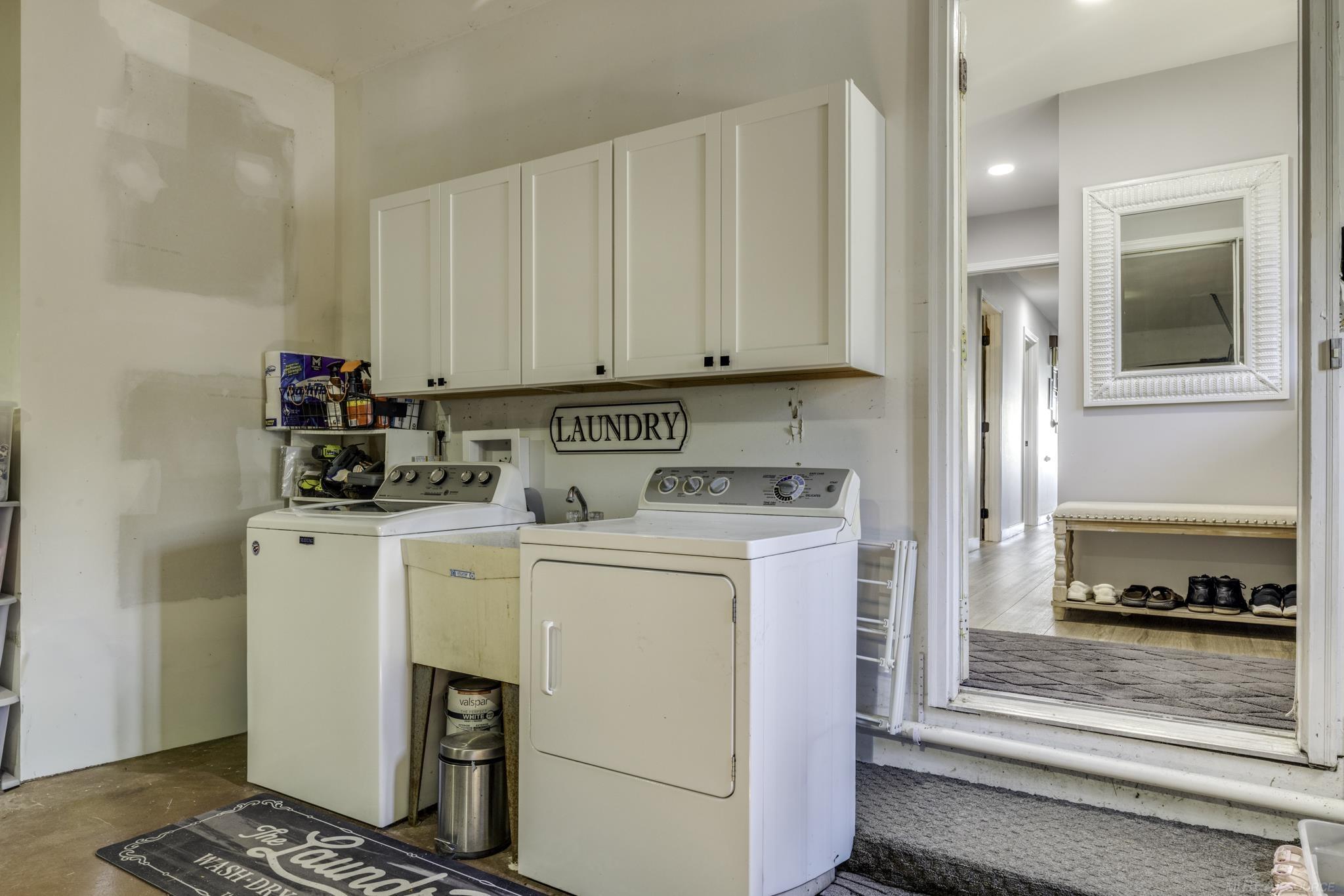 8915 Lakeshore Road