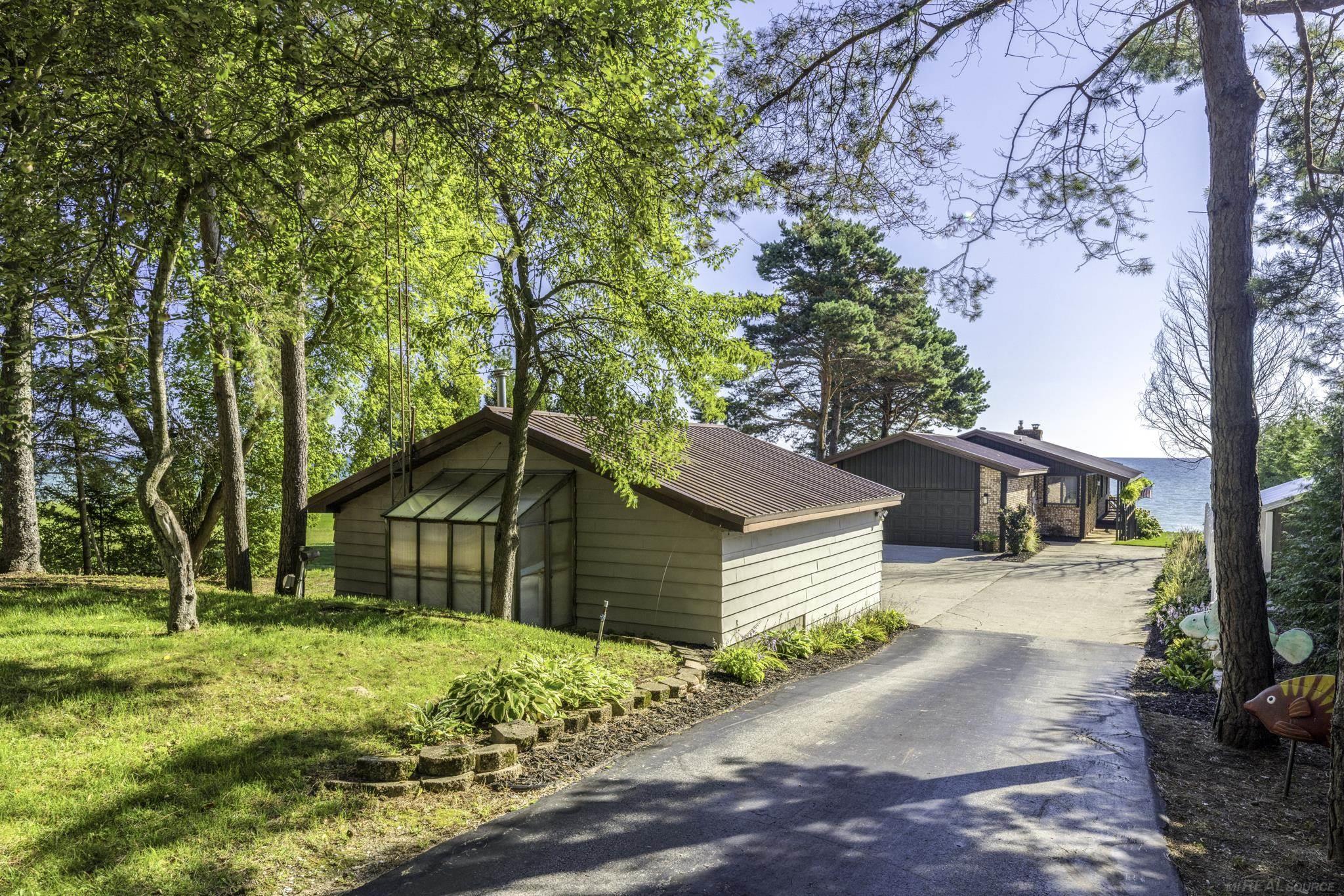 8915 Lakeshore Road