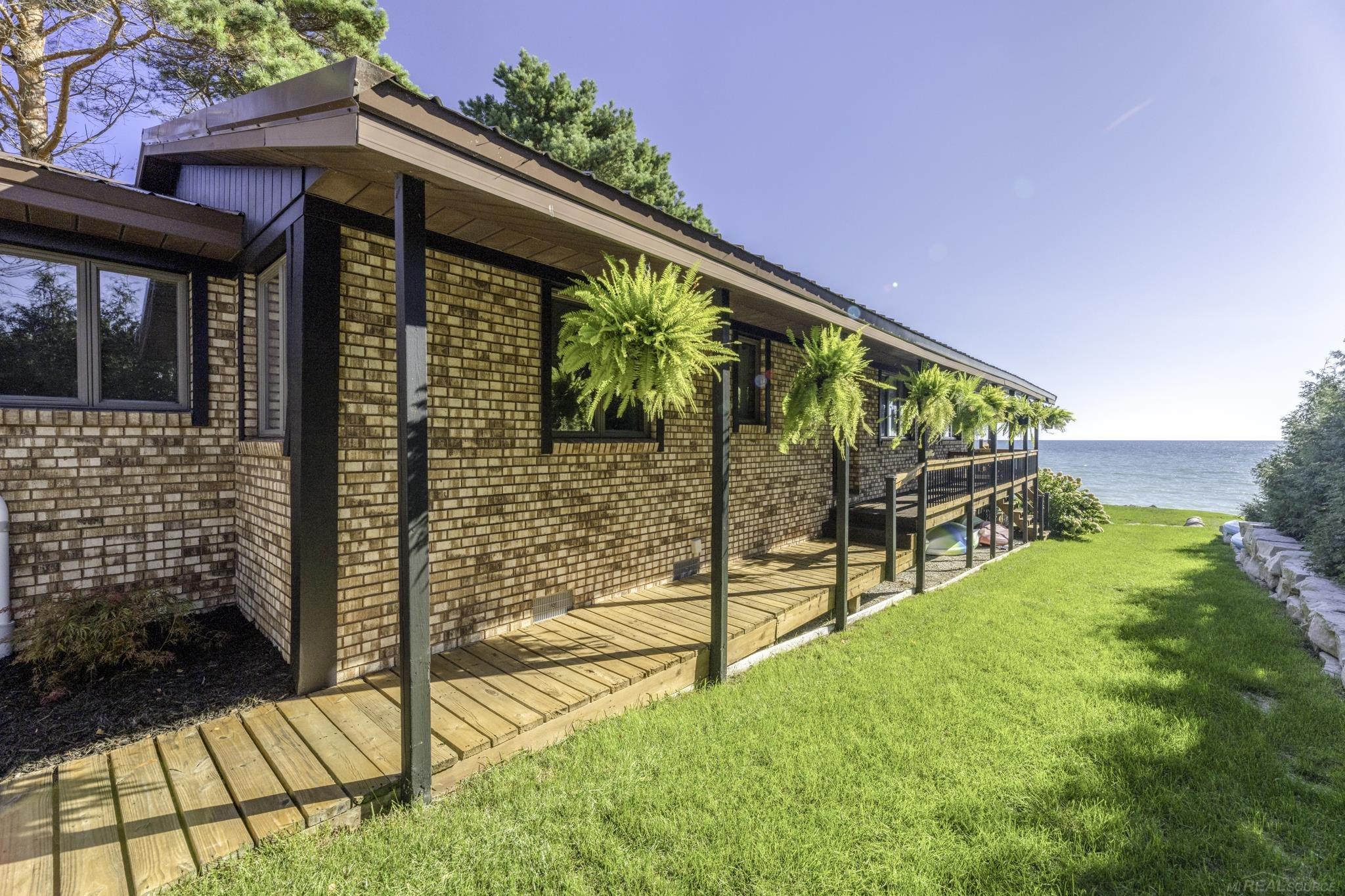 8915 Lakeshore Road