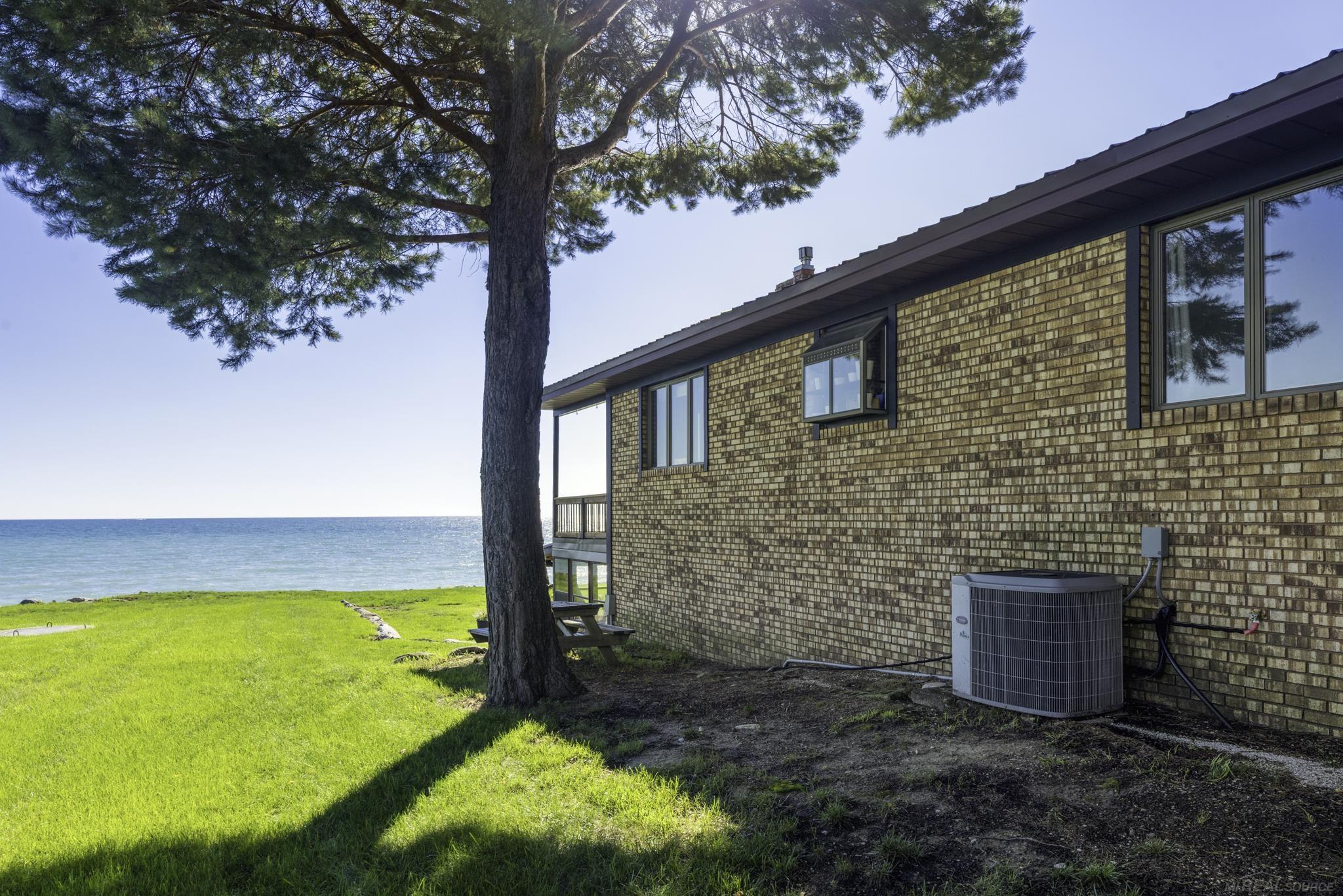 8915 Lakeshore Road