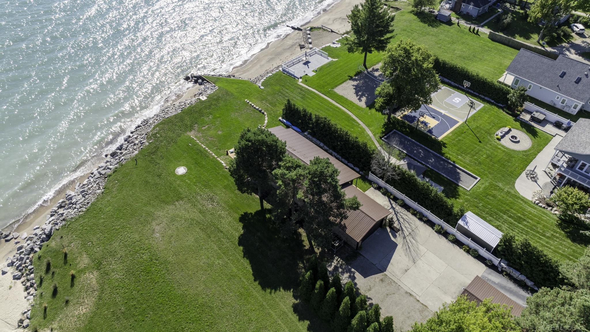 8915 Lakeshore Road