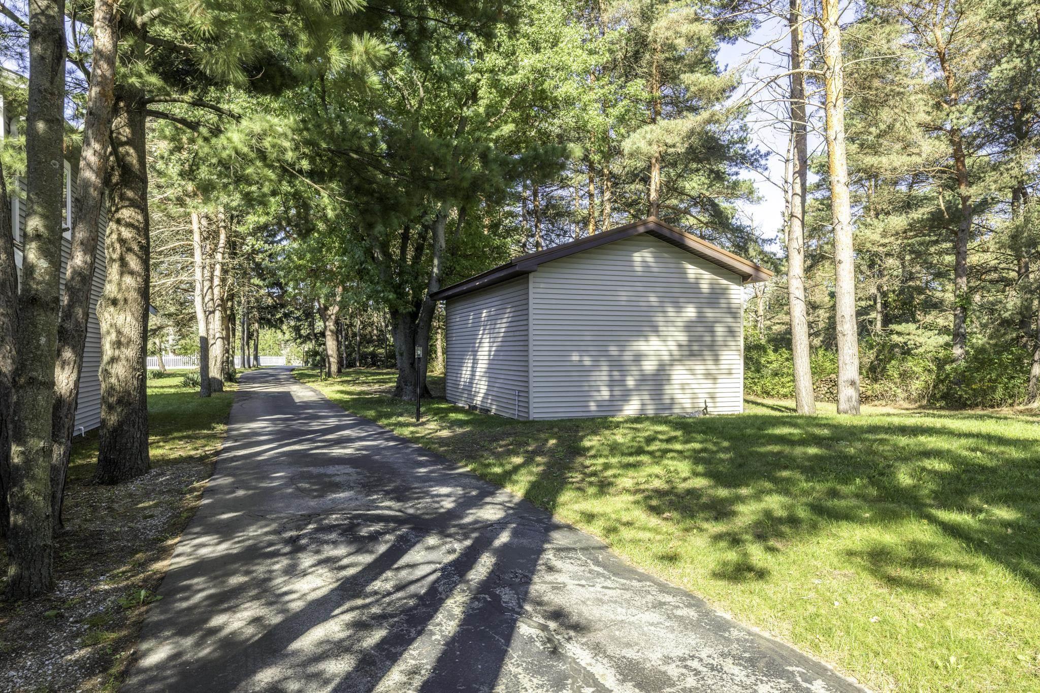 8915 Lakeshore Road