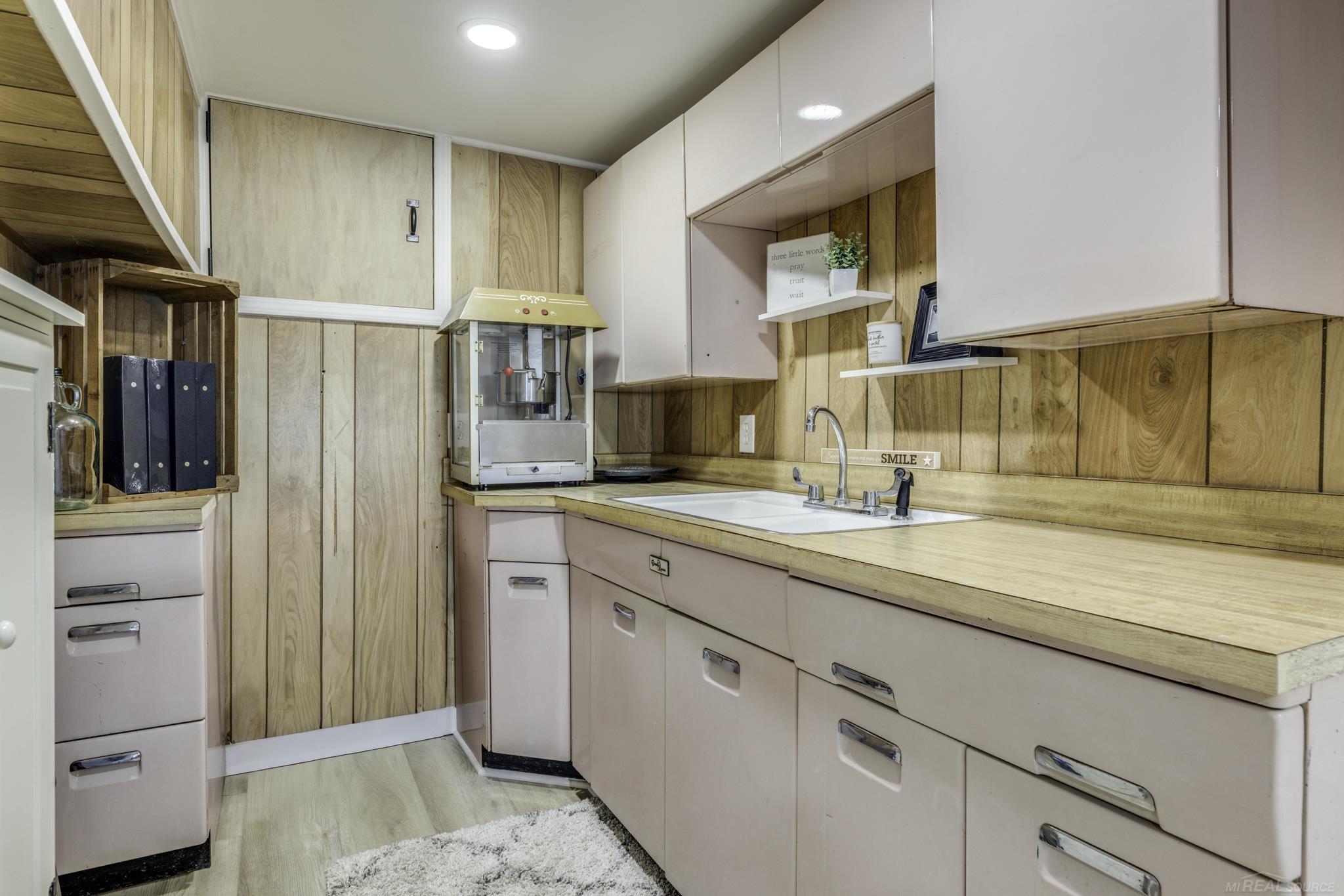 8915 Lakeshore Road