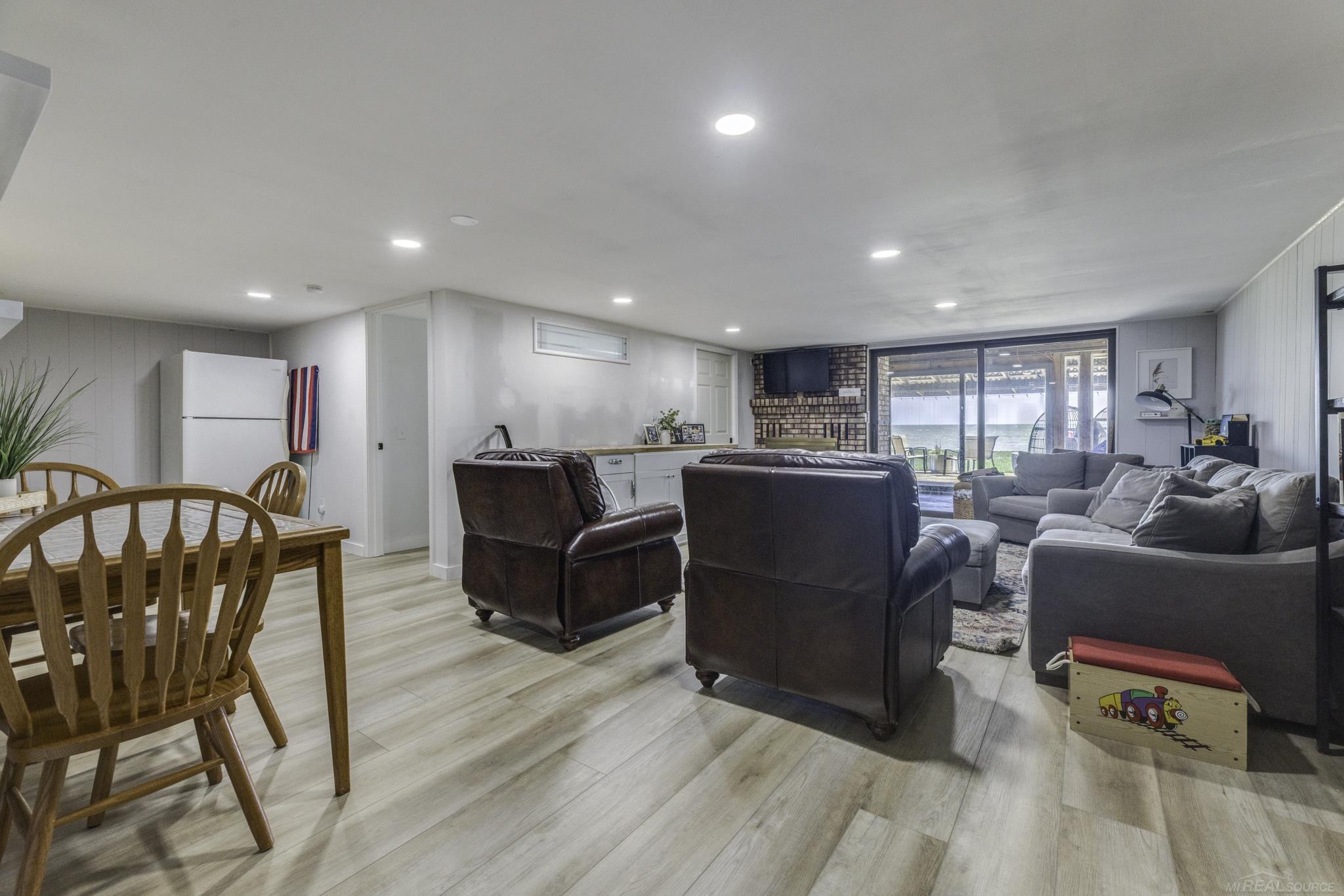 8915 Lakeshore Road
