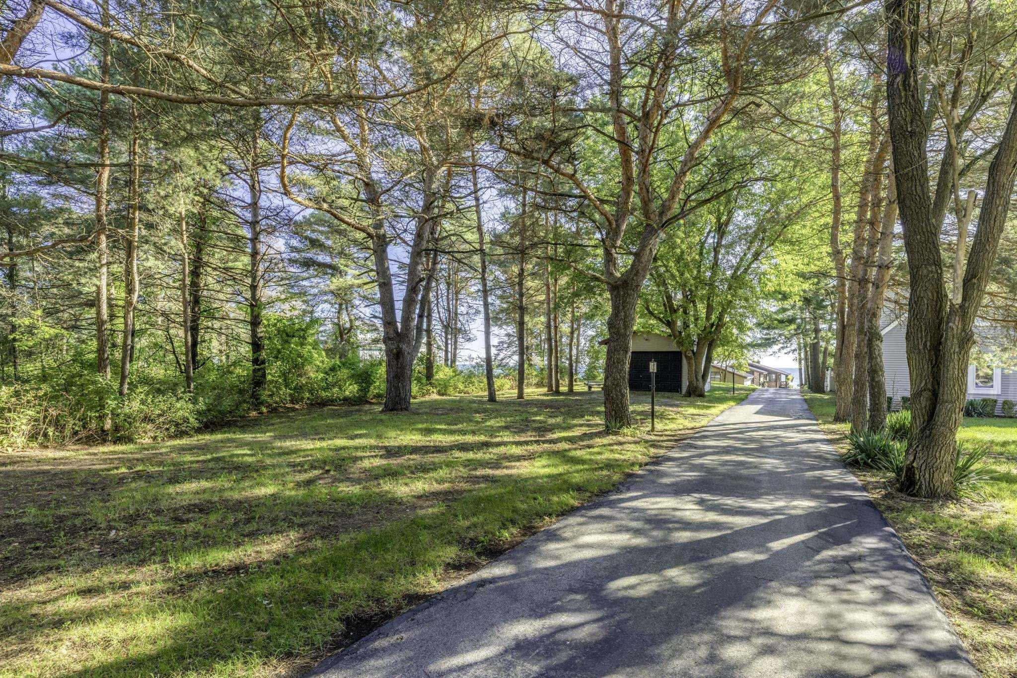 8915 Lakeshore Road