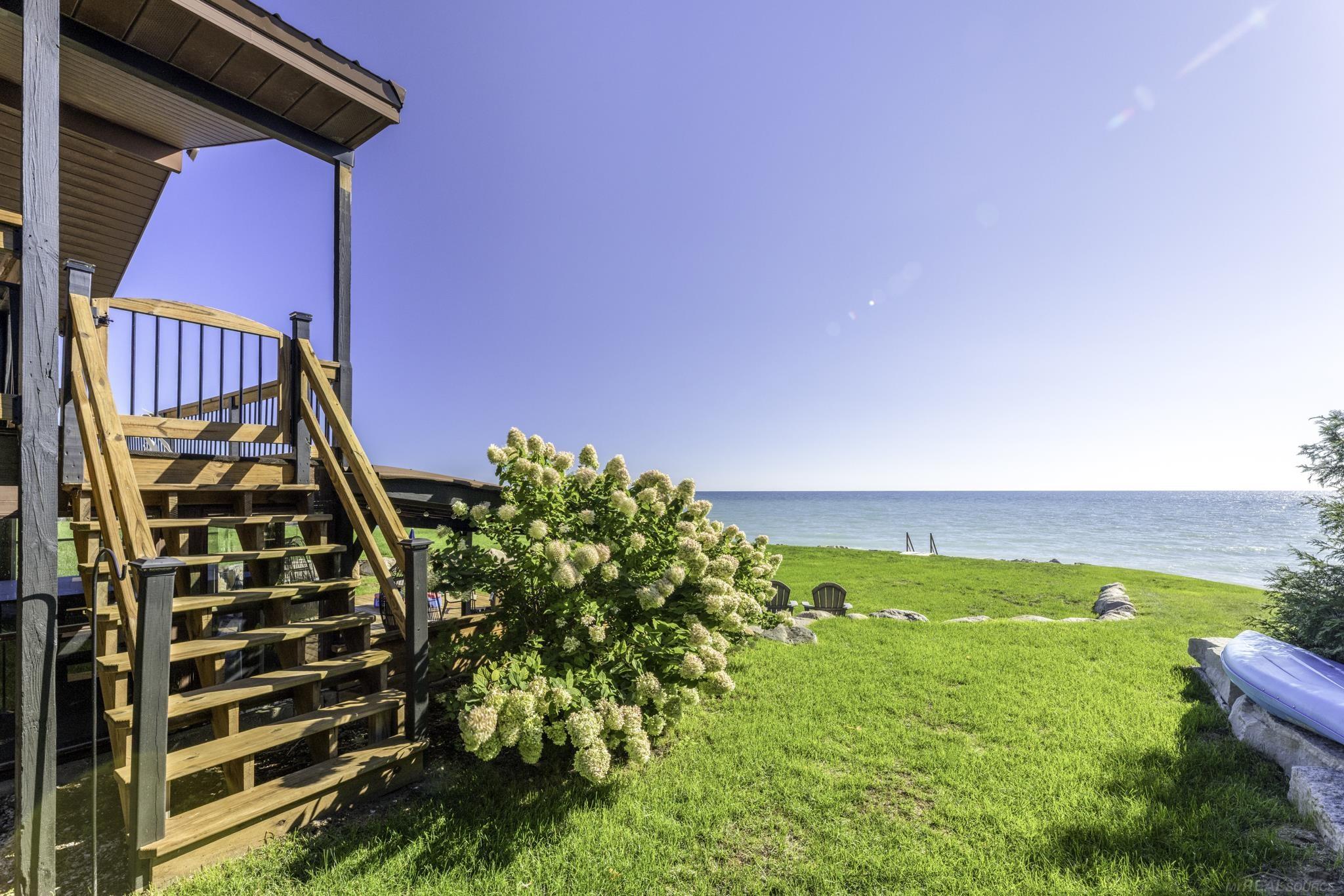 8915 Lakeshore Road