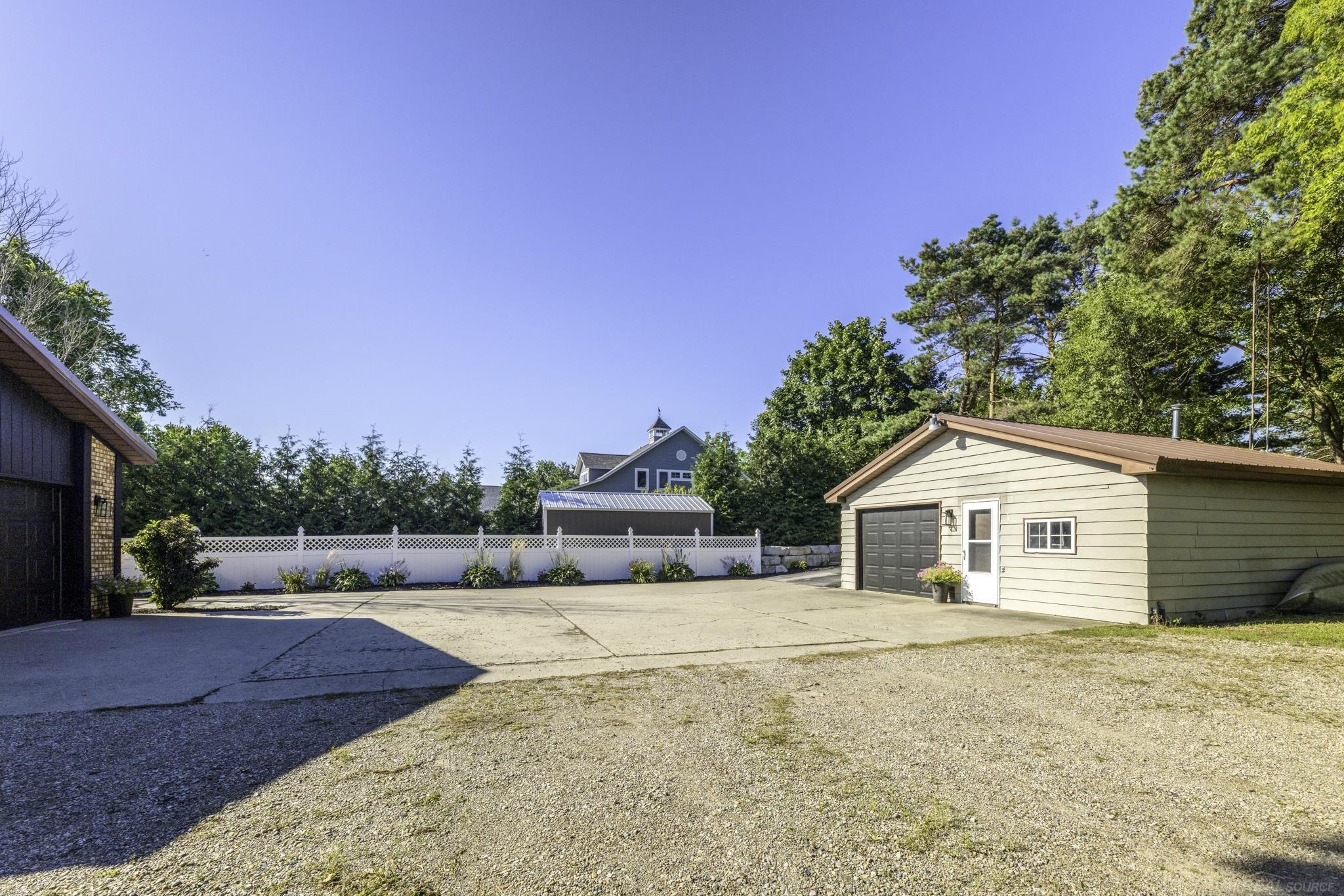 8915 Lakeshore Road