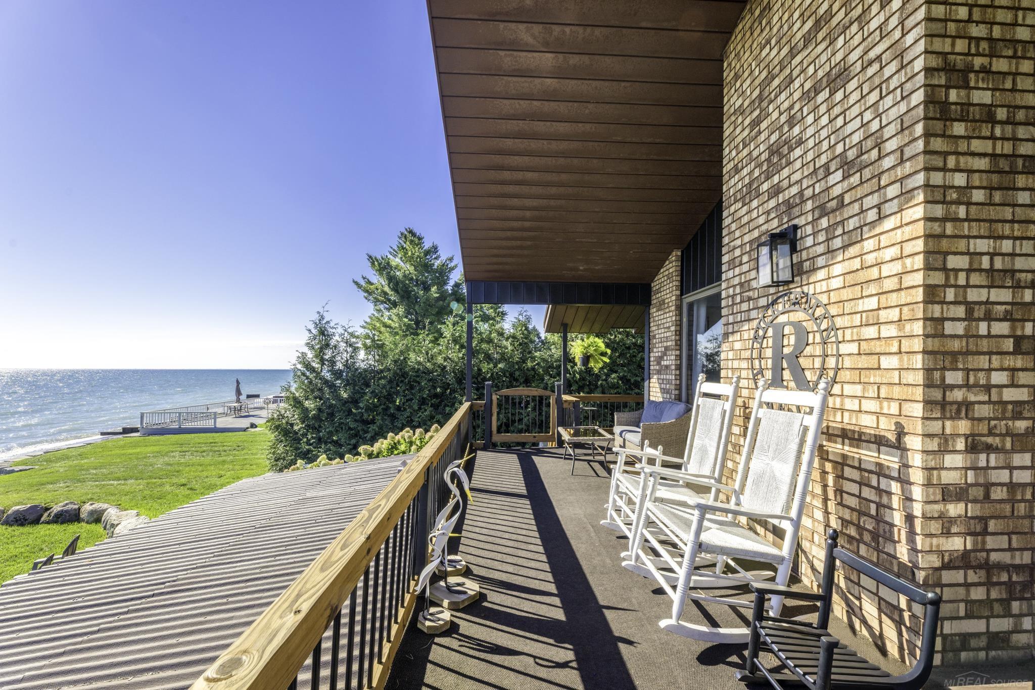 8915 Lakeshore Road