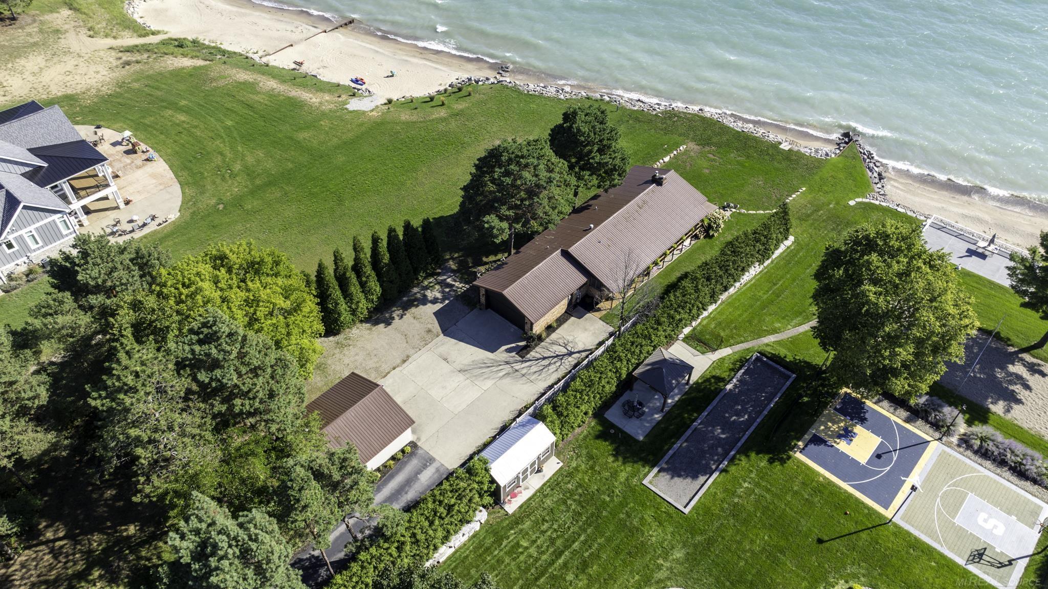 8915 Lakeshore Road