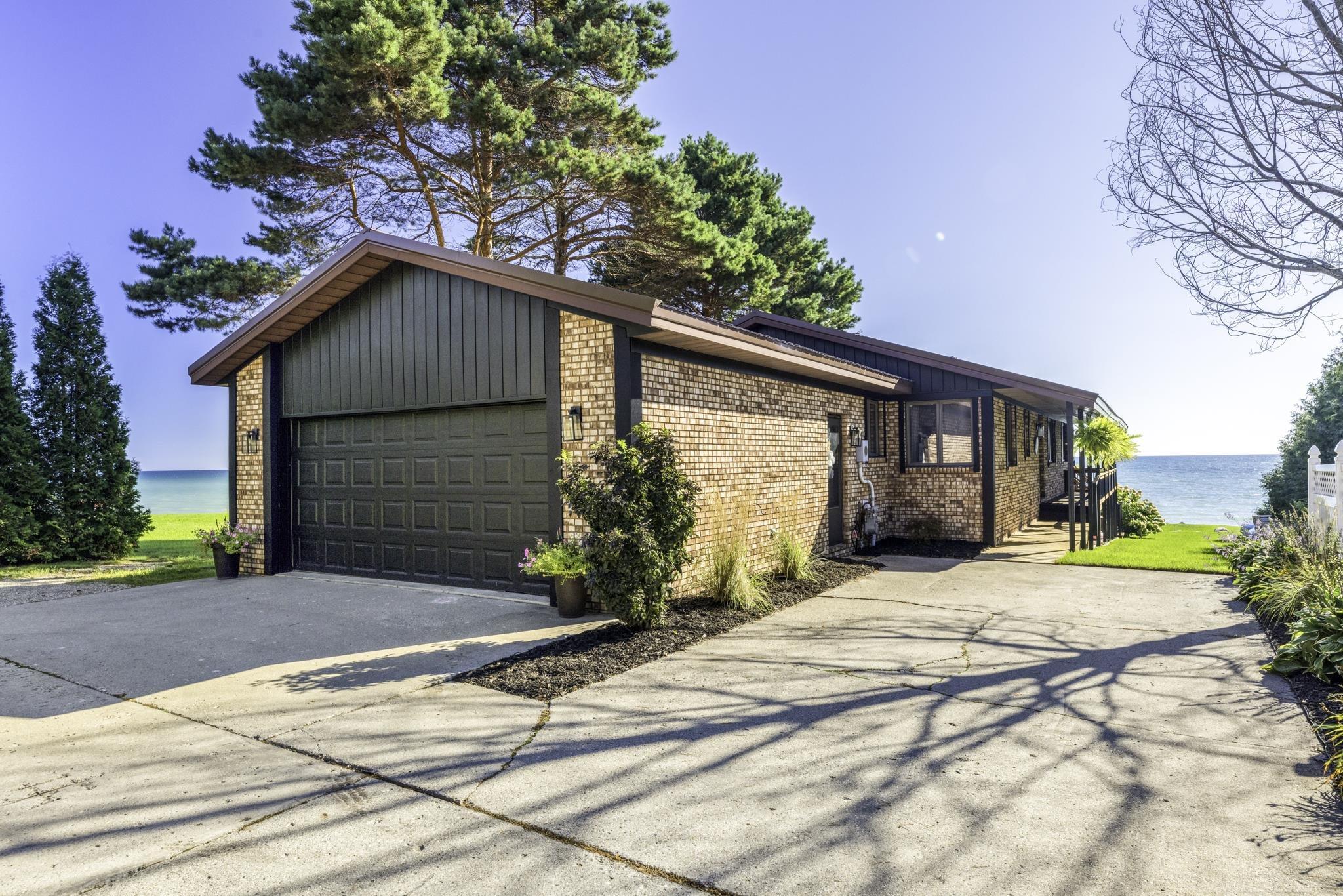 8915 Lakeshore Road