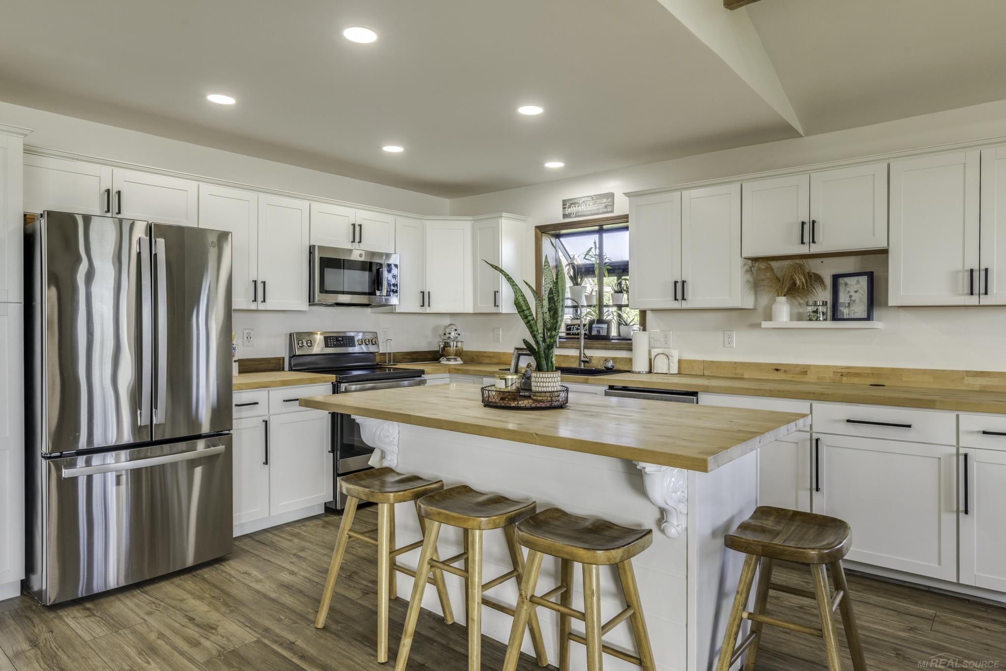 8915 Lakeshore Road