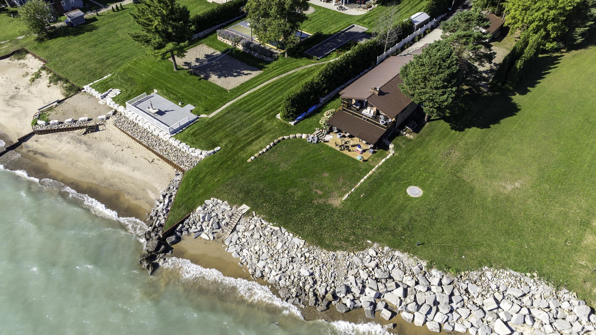 8915 Lakeshore Road