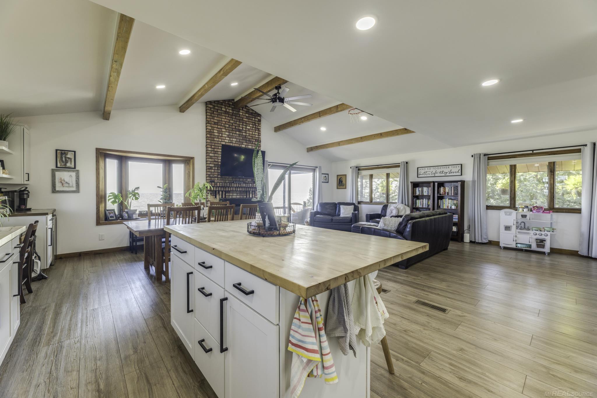 8915 Lakeshore Road