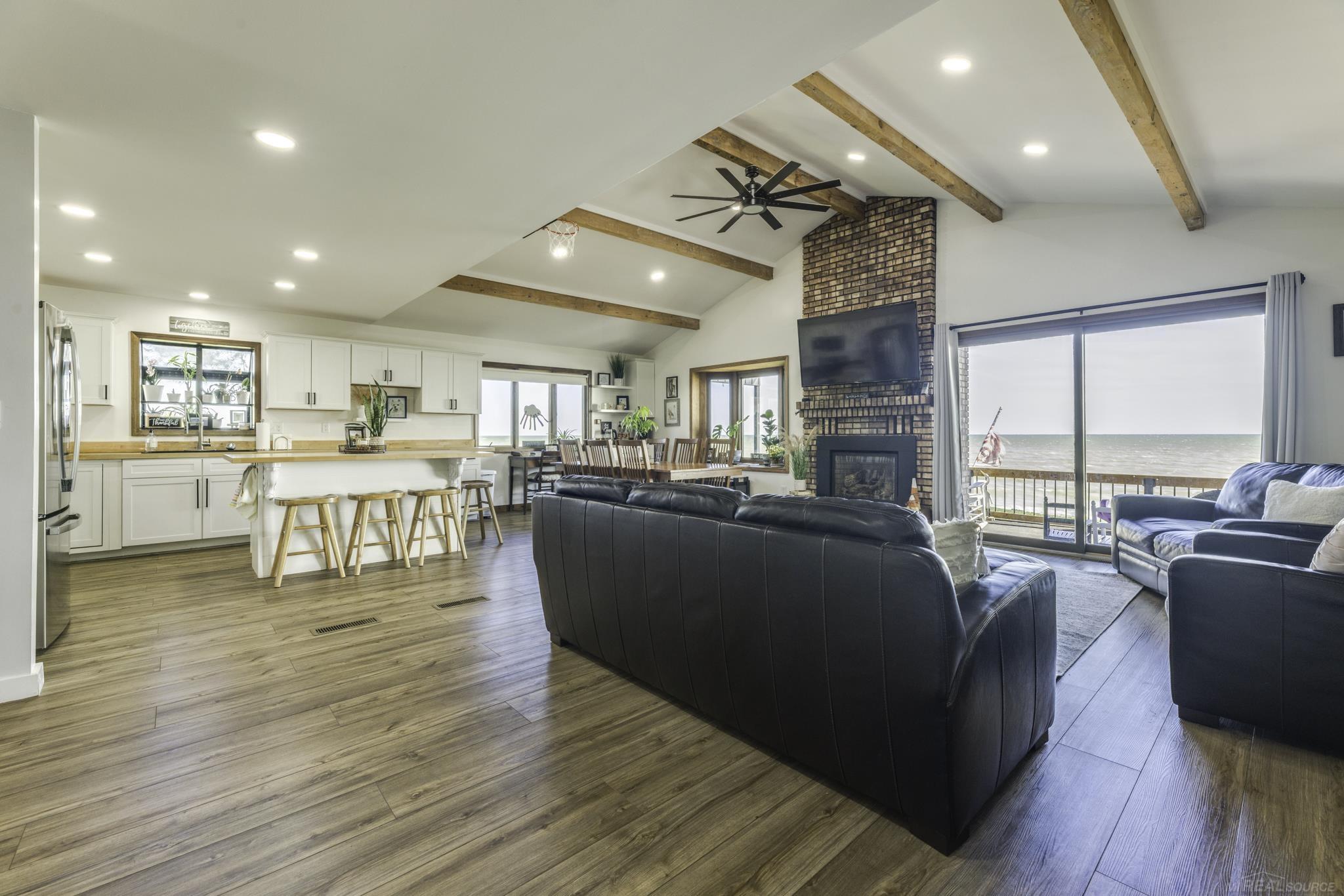 8915 Lakeshore Road