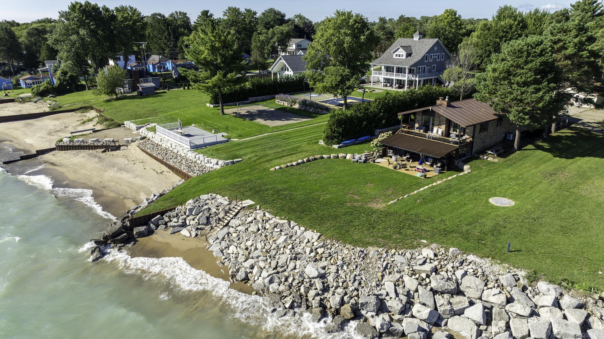 8915 Lakeshore Road