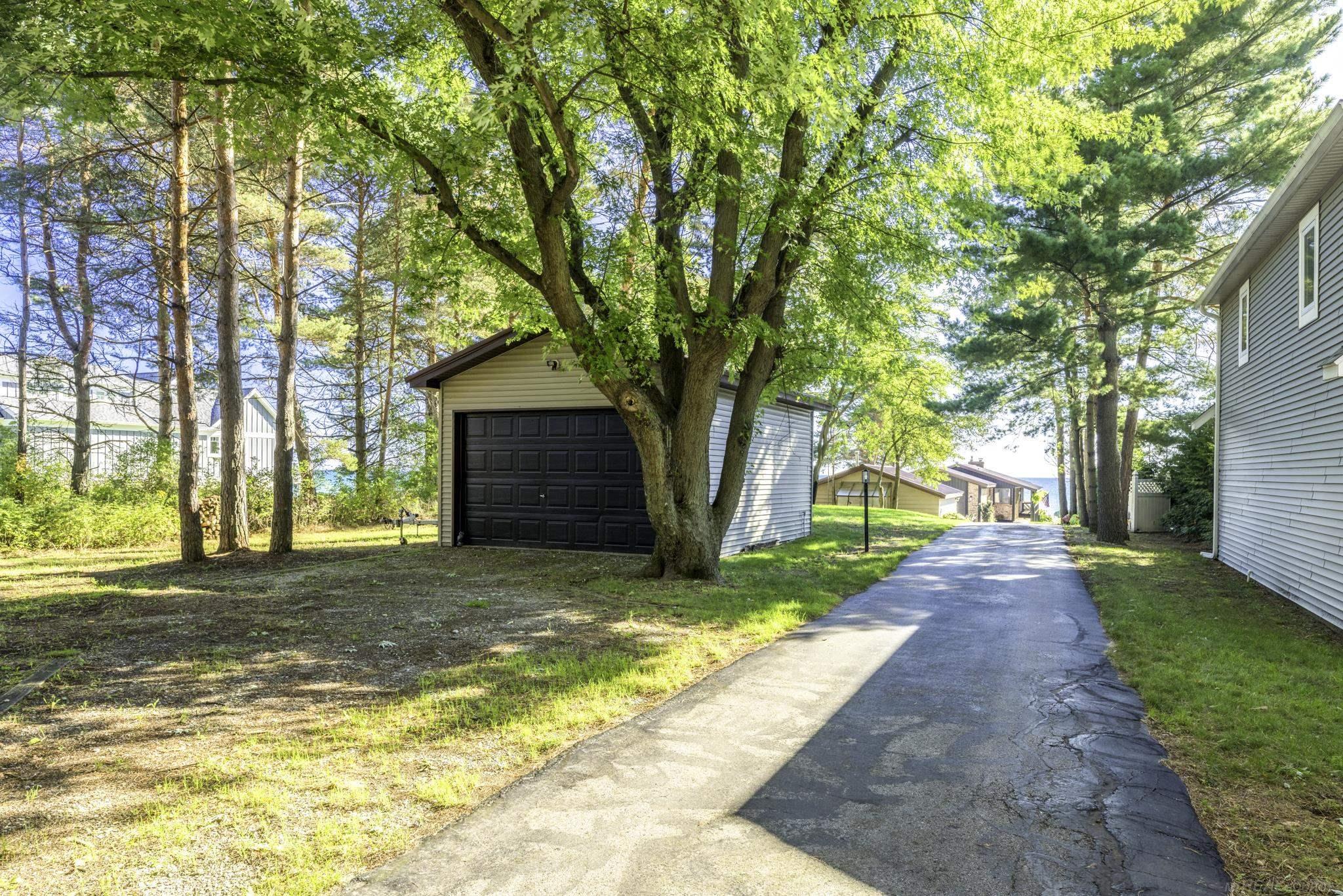 8915 Lakeshore Road
