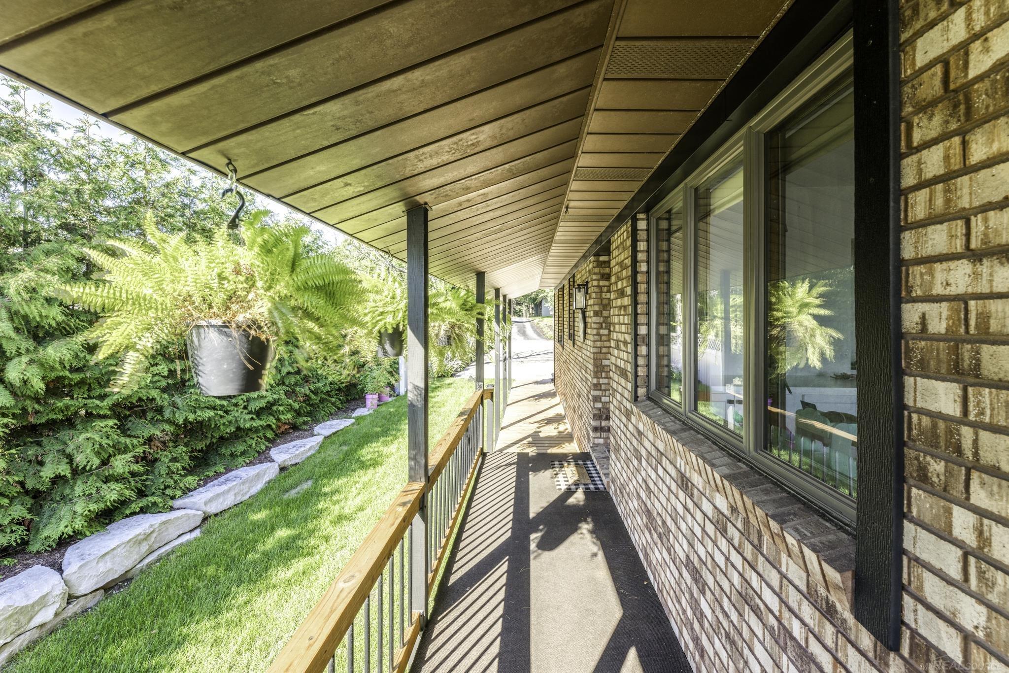 8915 Lakeshore Road