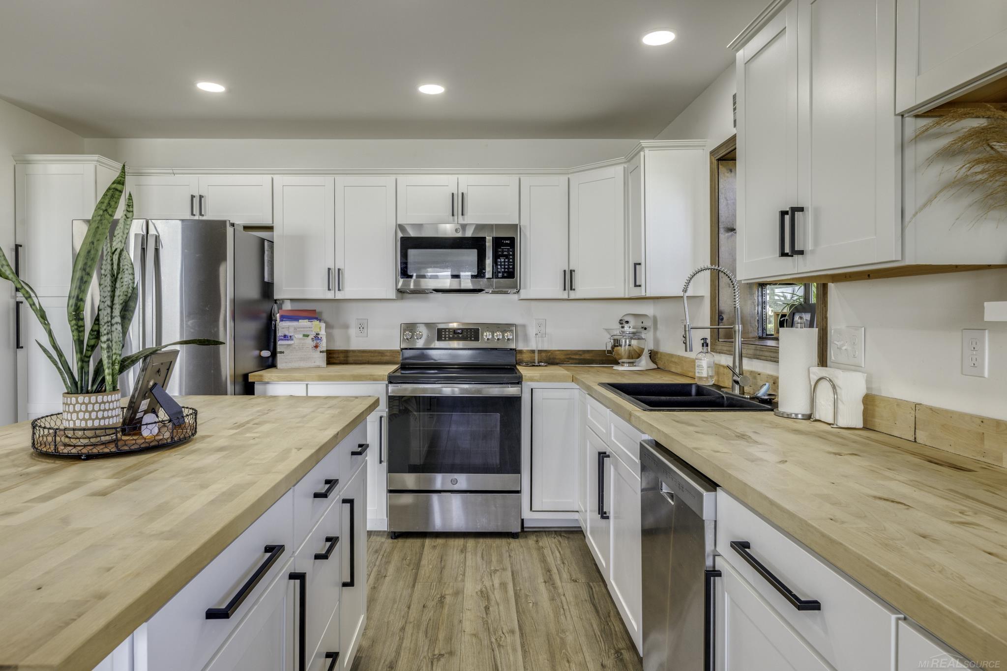 8915 Lakeshore Road