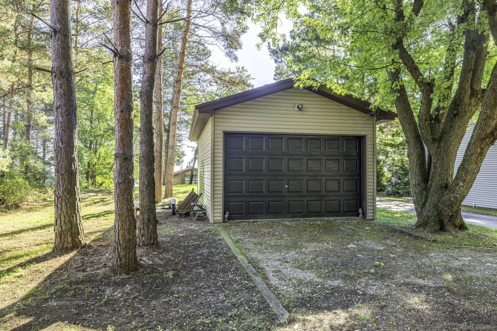 8915 Lakeshore Road