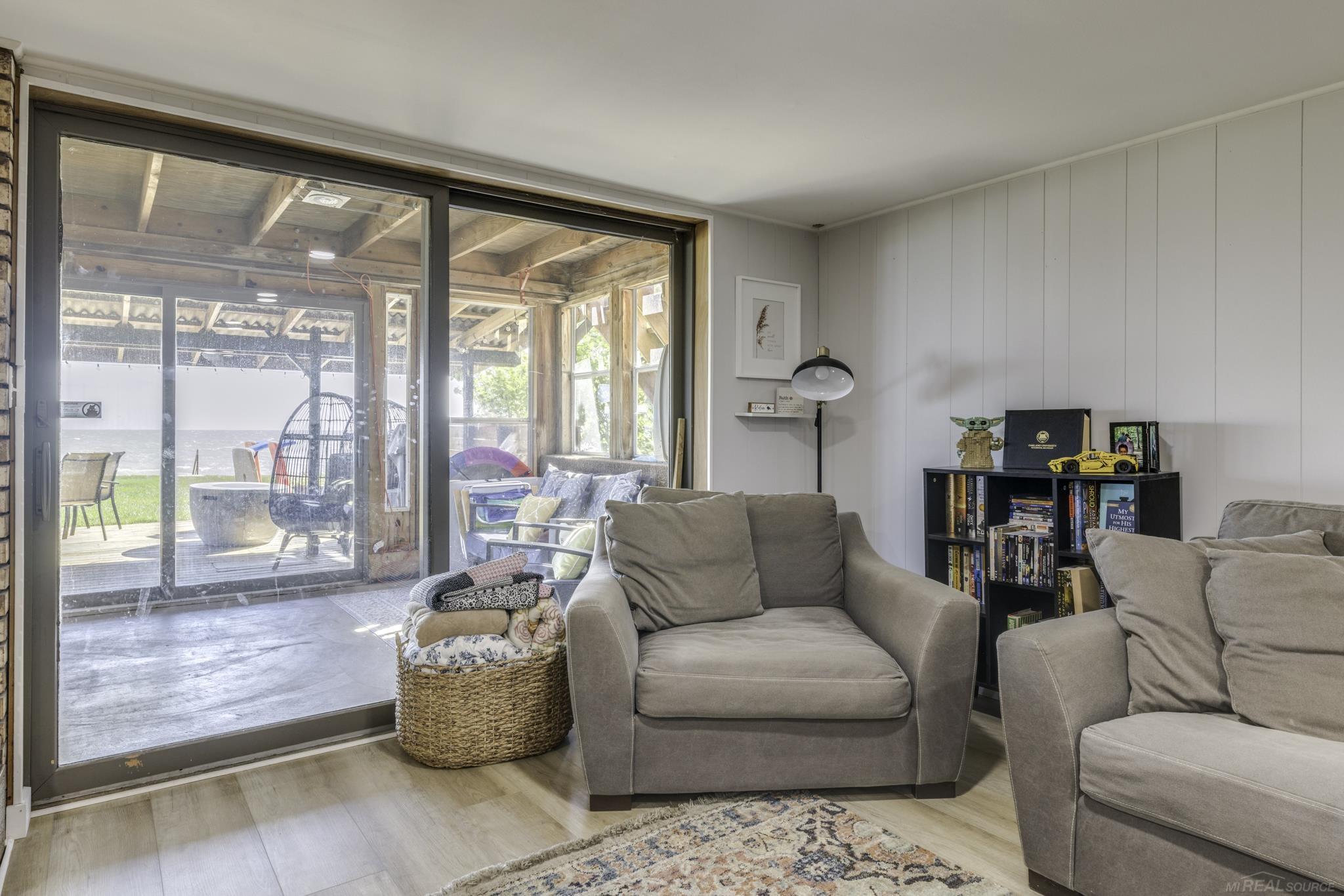 8915 Lakeshore Road