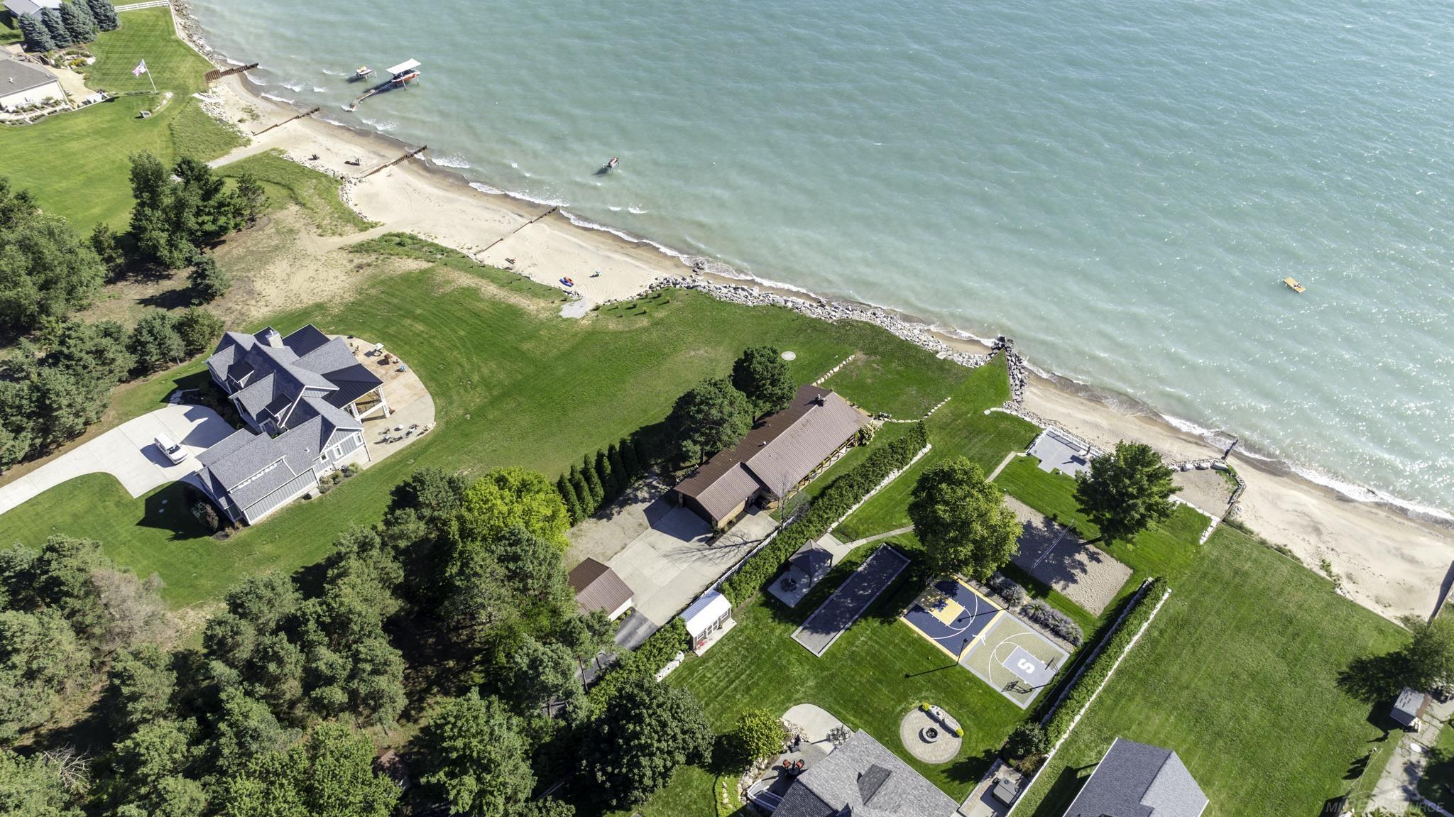 8915 Lakeshore Road