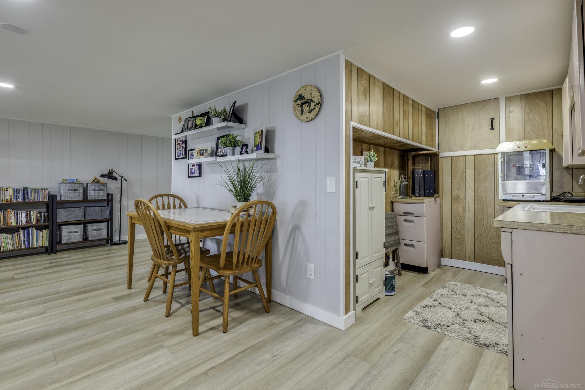 8915 Lakeshore Road