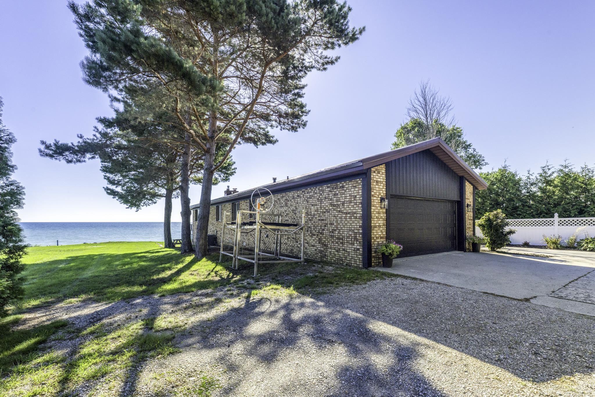 8915 Lakeshore Road