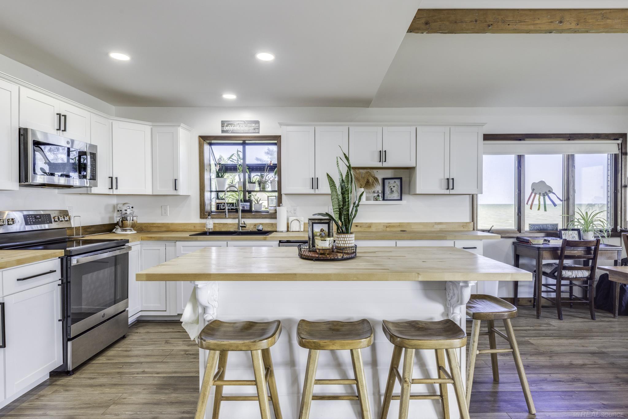 8915 Lakeshore Road