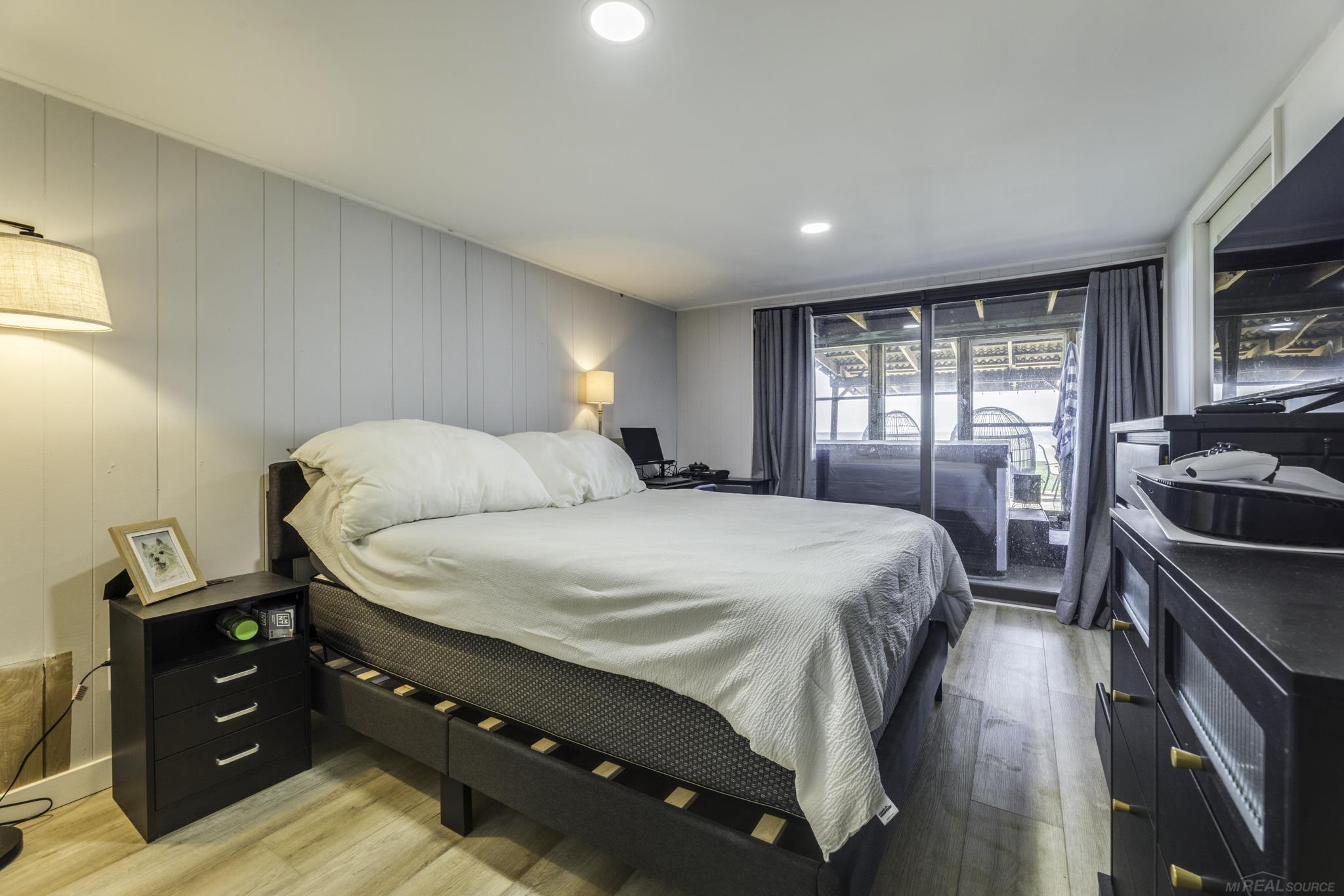 8915 Lakeshore Road