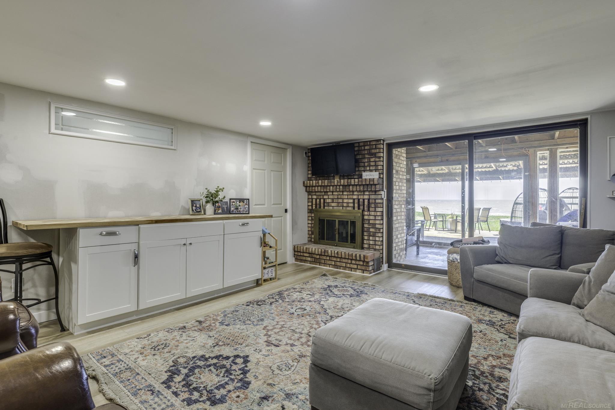 8915 Lakeshore Road