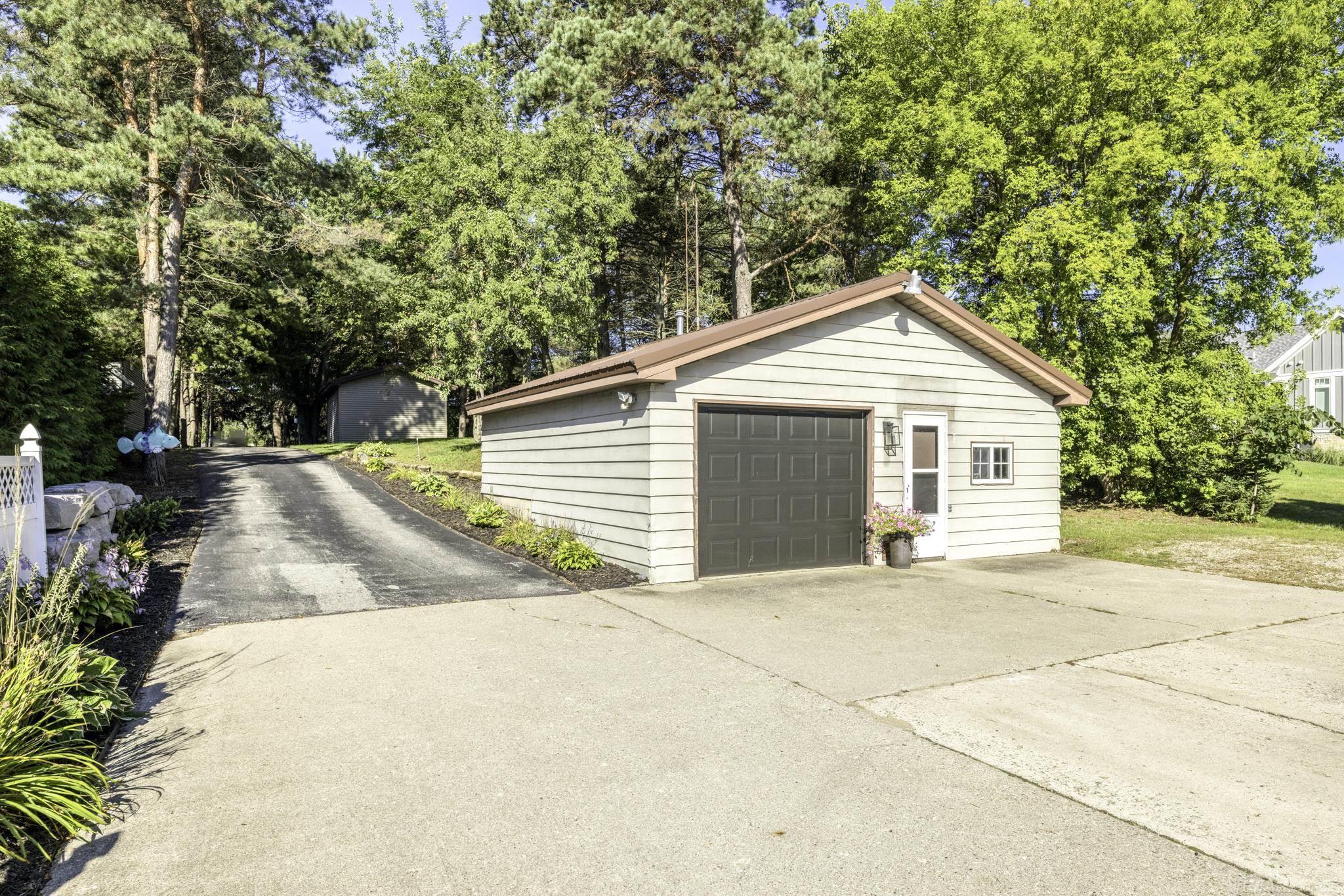8915 Lakeshore Road
