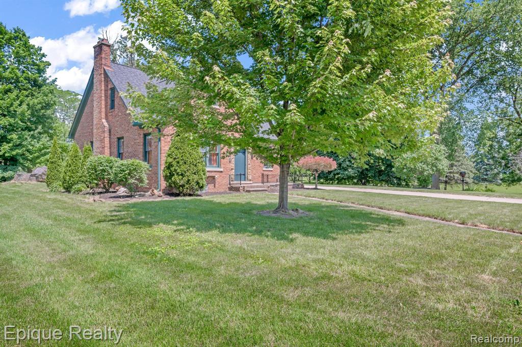 741 E Grand River Avenue