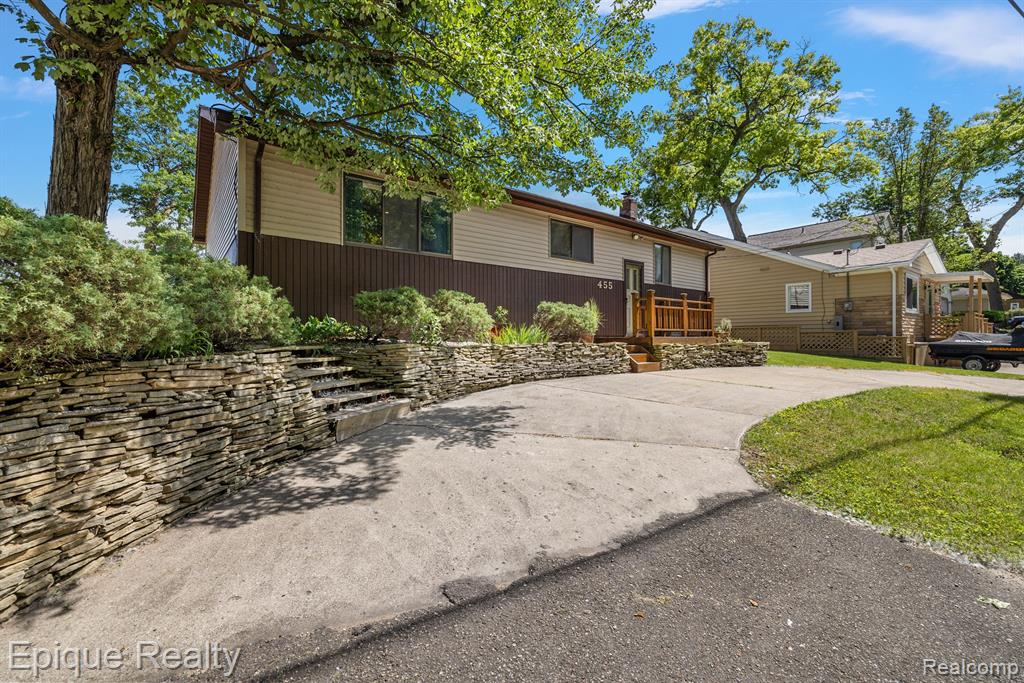 455 Shady Oaks Street