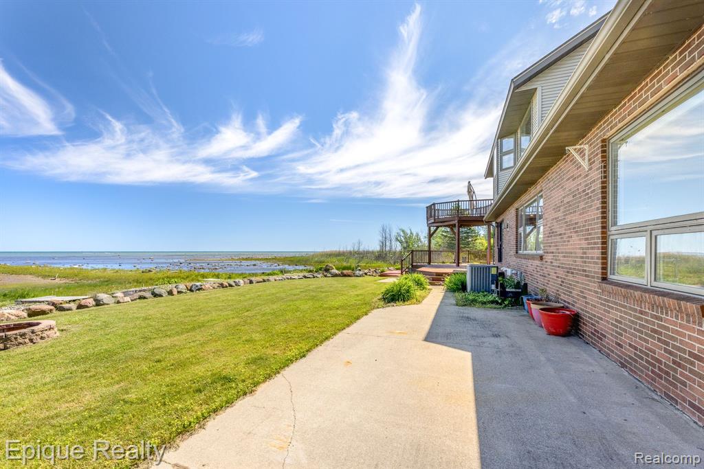 6455 Lakeview Drive