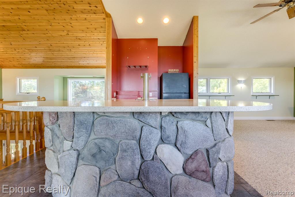 6455 Lakeview Drive