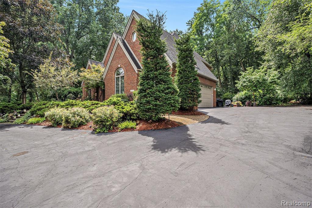 5082 Walnut Hills Drive