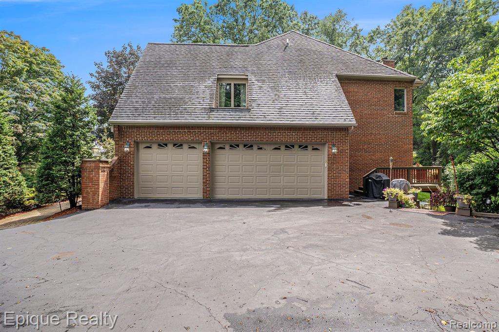 5082 Walnut Hills Drive