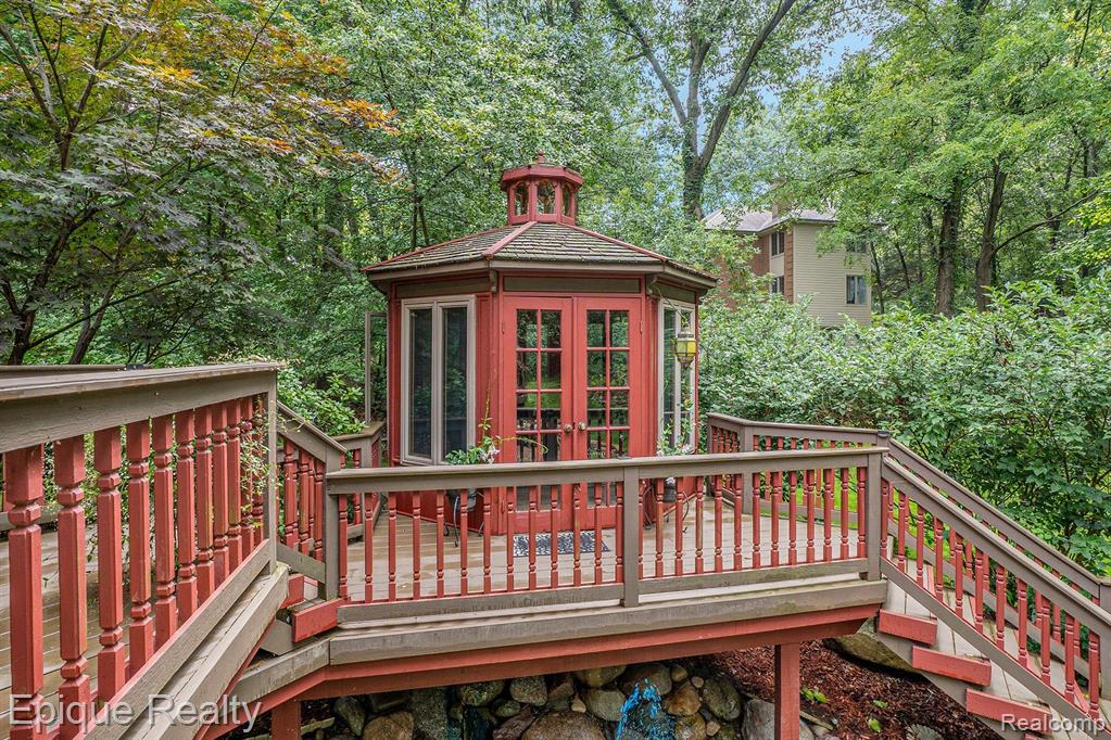5082 Walnut Hills Drive
