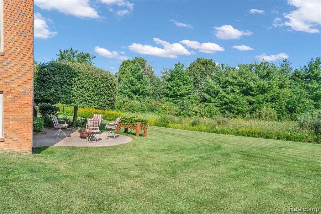 858 Woodside Court